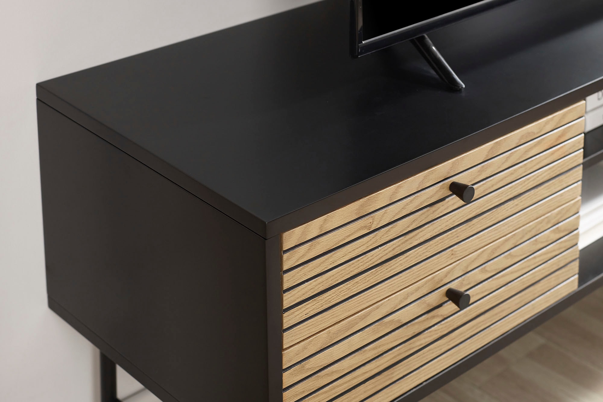 SalesFever Table basse »Torsby Stilvolle TV-Kommode für Ihr Wohnzimmer« Kommode: Stil trifft auf praktische Kabelorganisation