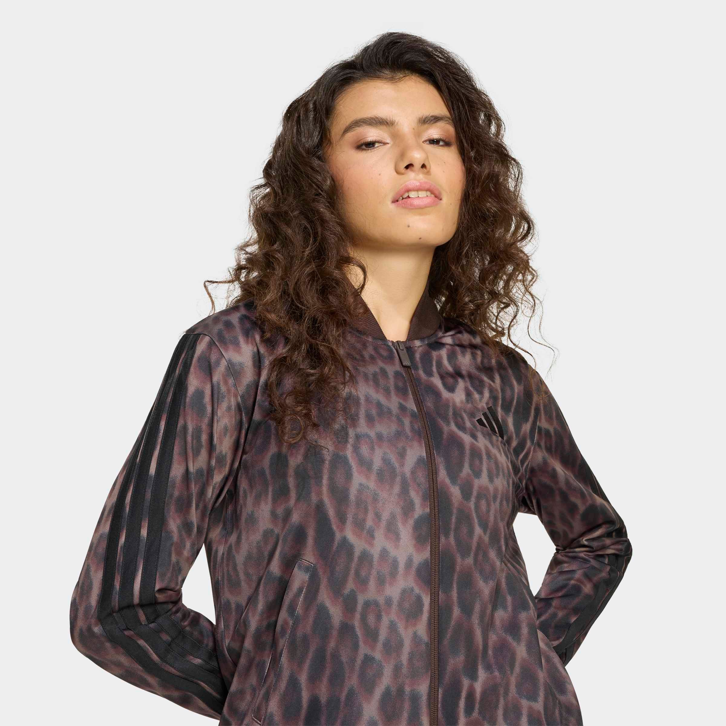 adidas Sportswear Trainingsanzug »ESSENTIALS 3-STREIFEN ANIMAL AOP« 2 tlg. mit durchgehendem Reissverschluss, mit Stehkragen, mit Allover-Print