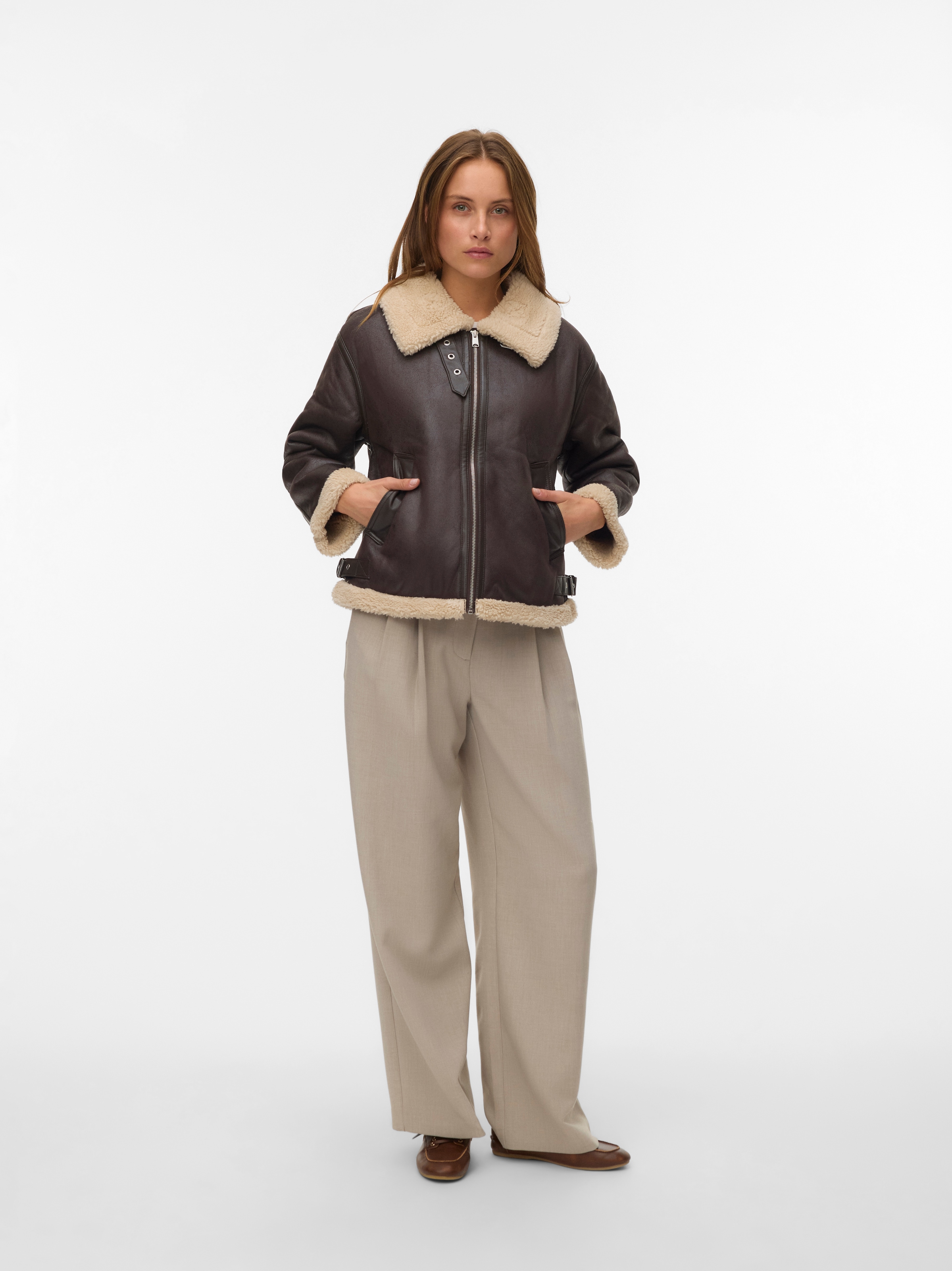 Vero Moda Veste courte »VMVIRGINIA SHORT JACKET BOO« farblich abgesetzte Details