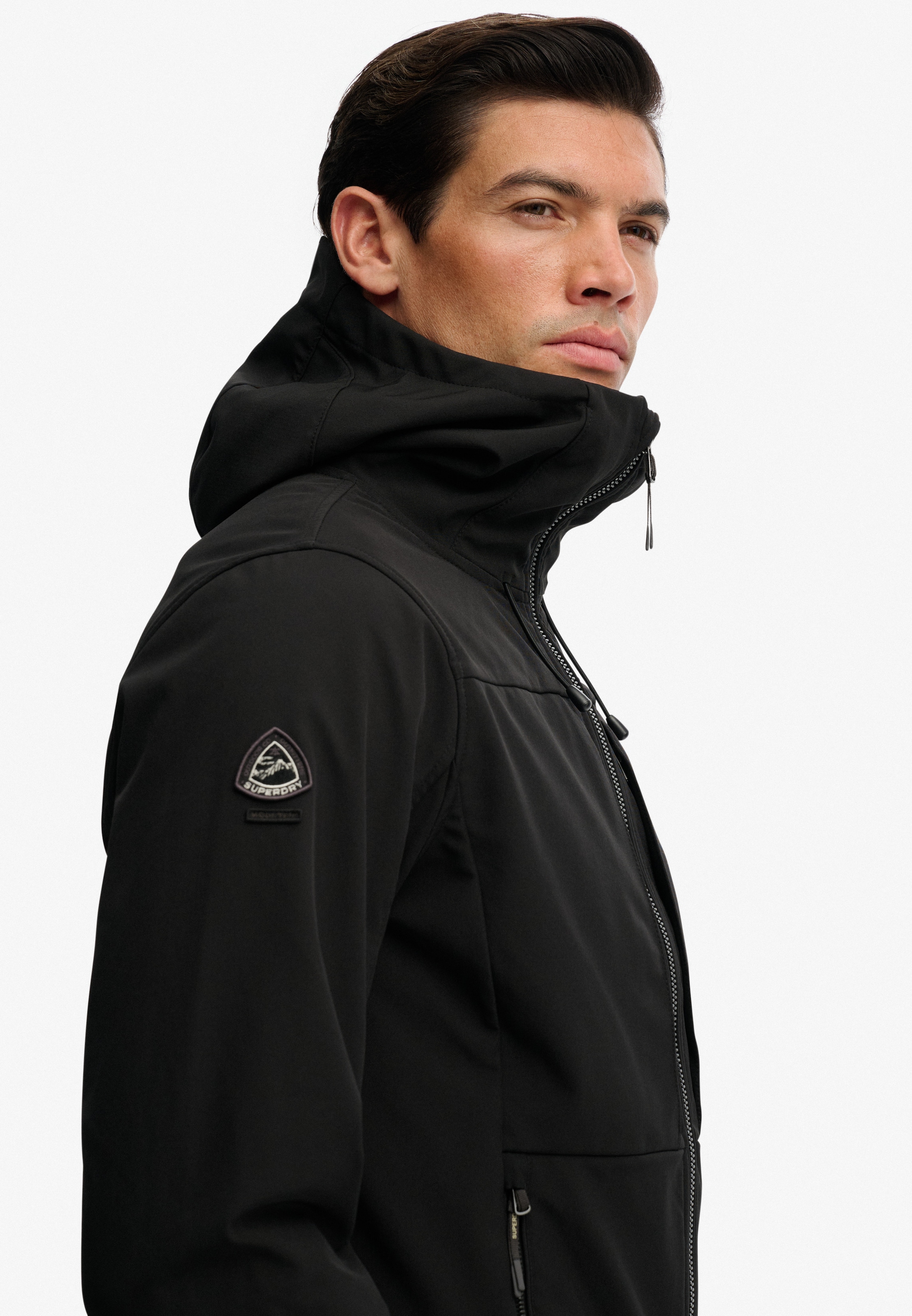 Superdry Veste d'extérieur »HOODED SOFTSHELL TREKKER JKT« avec capuche avec mélange de matériaux polyester et élasthanne, coupe décontractée