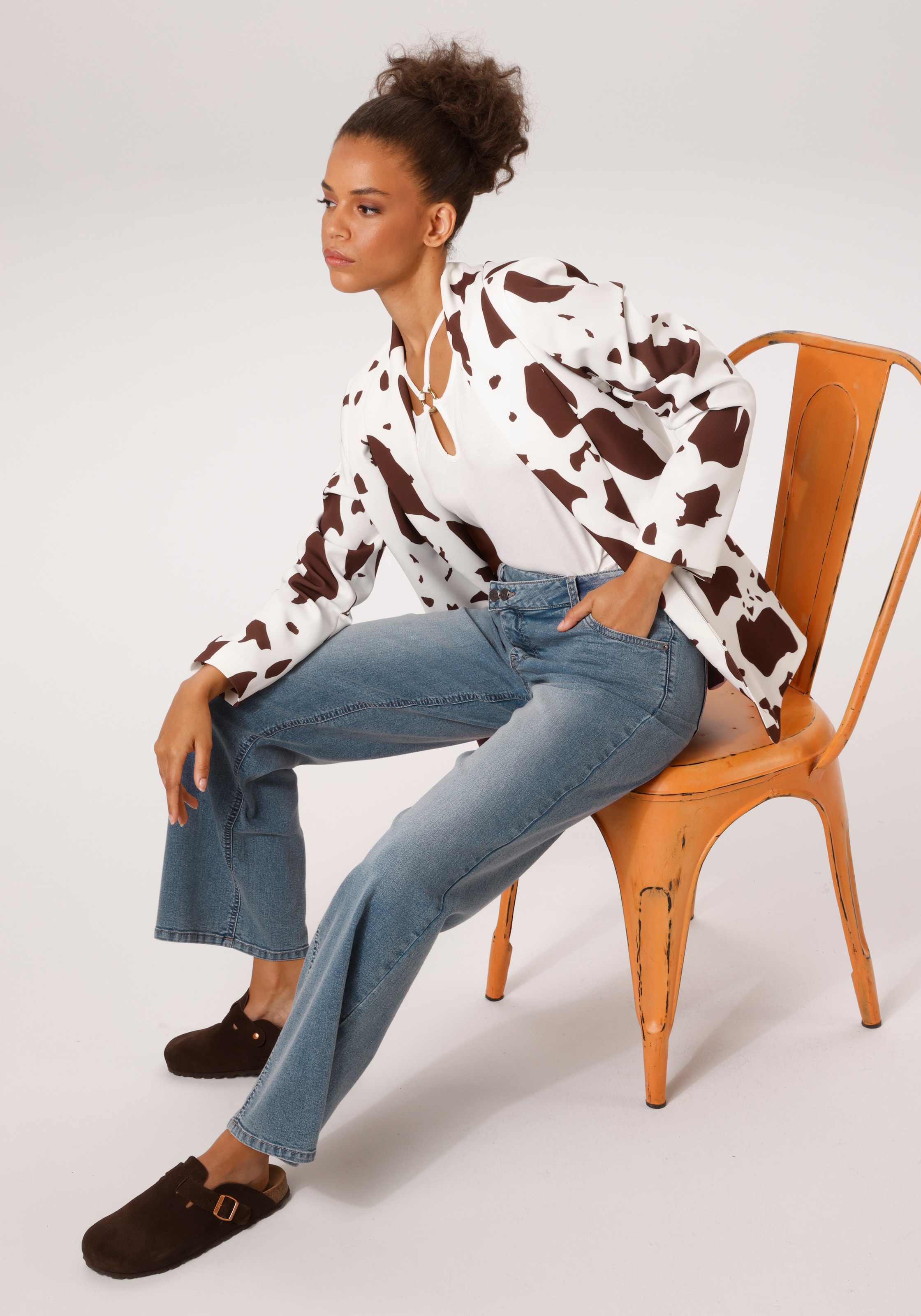 Aniston CASUAL Jeans droit mit extravaganten, asymmetrischem Verschluss - NEUE KOLLEKTION