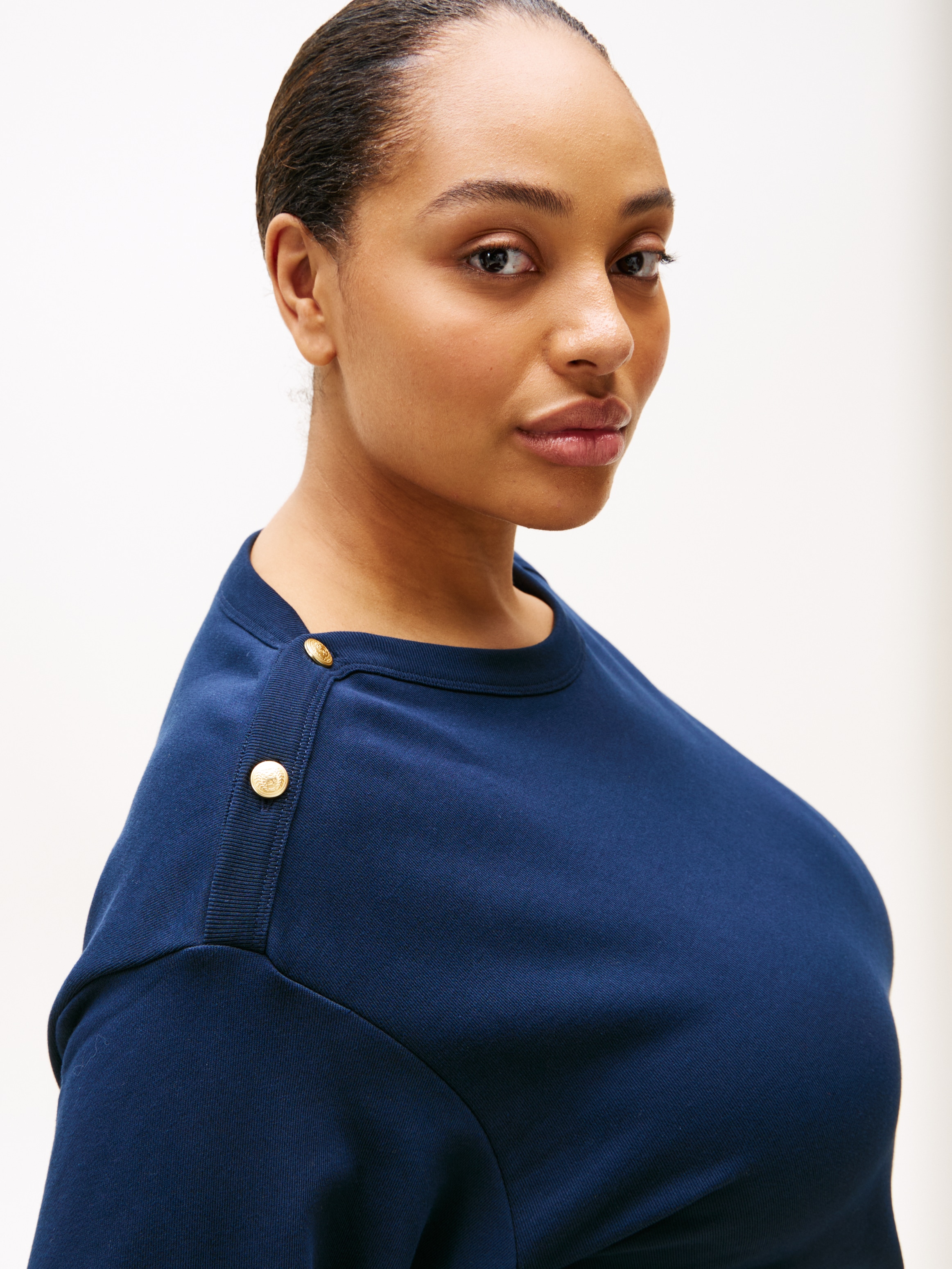 Tommy Hilfiger Curve Sweatshirt »CRV GOLD BTN BOAT-NK SWTSHRT«, in Grossen Grössen, mit goldfarbenem Knopf, U-Boot Ausschnitt
