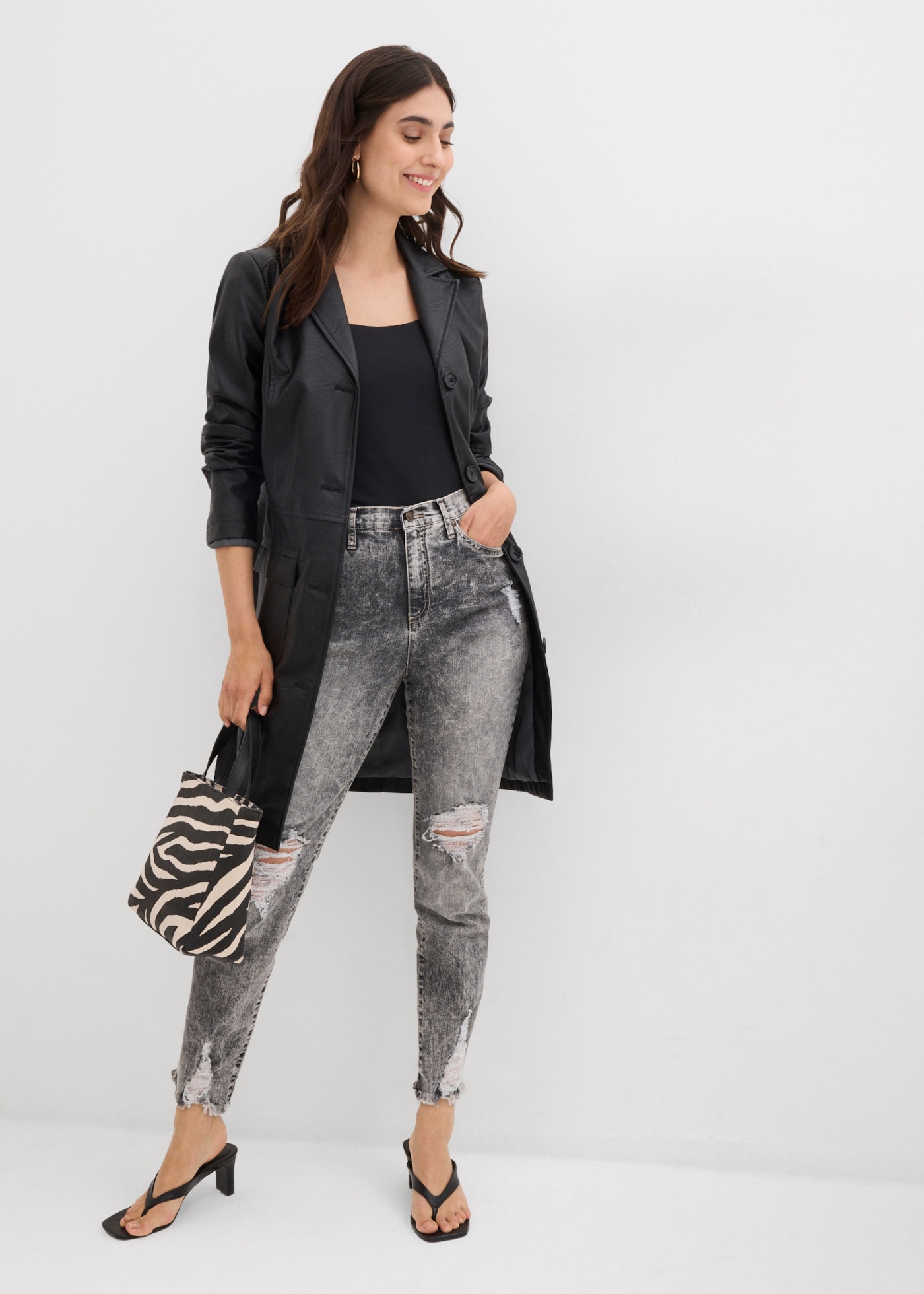 bonprix Jeans mom coupe tendance, Regular Fit, ourlet effiloché