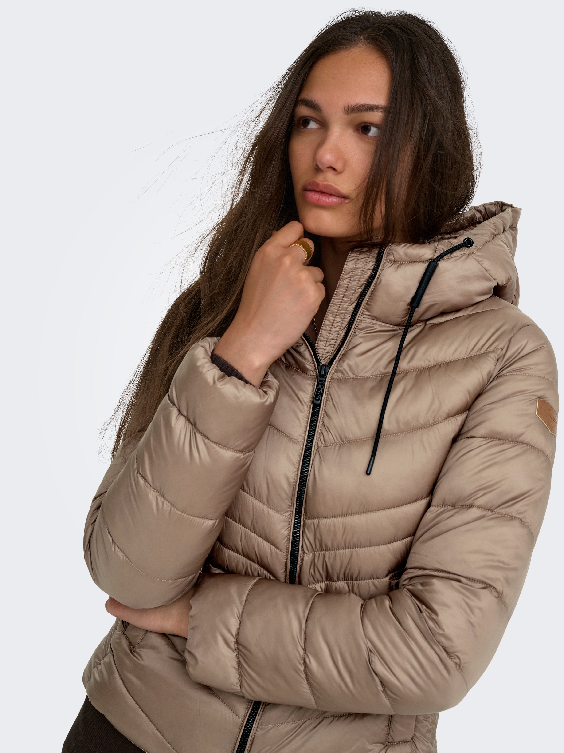 ONLY Veste matelassée »ONLMIMI HOOD JACKET CC OTW« avec capuche fibre synthétique