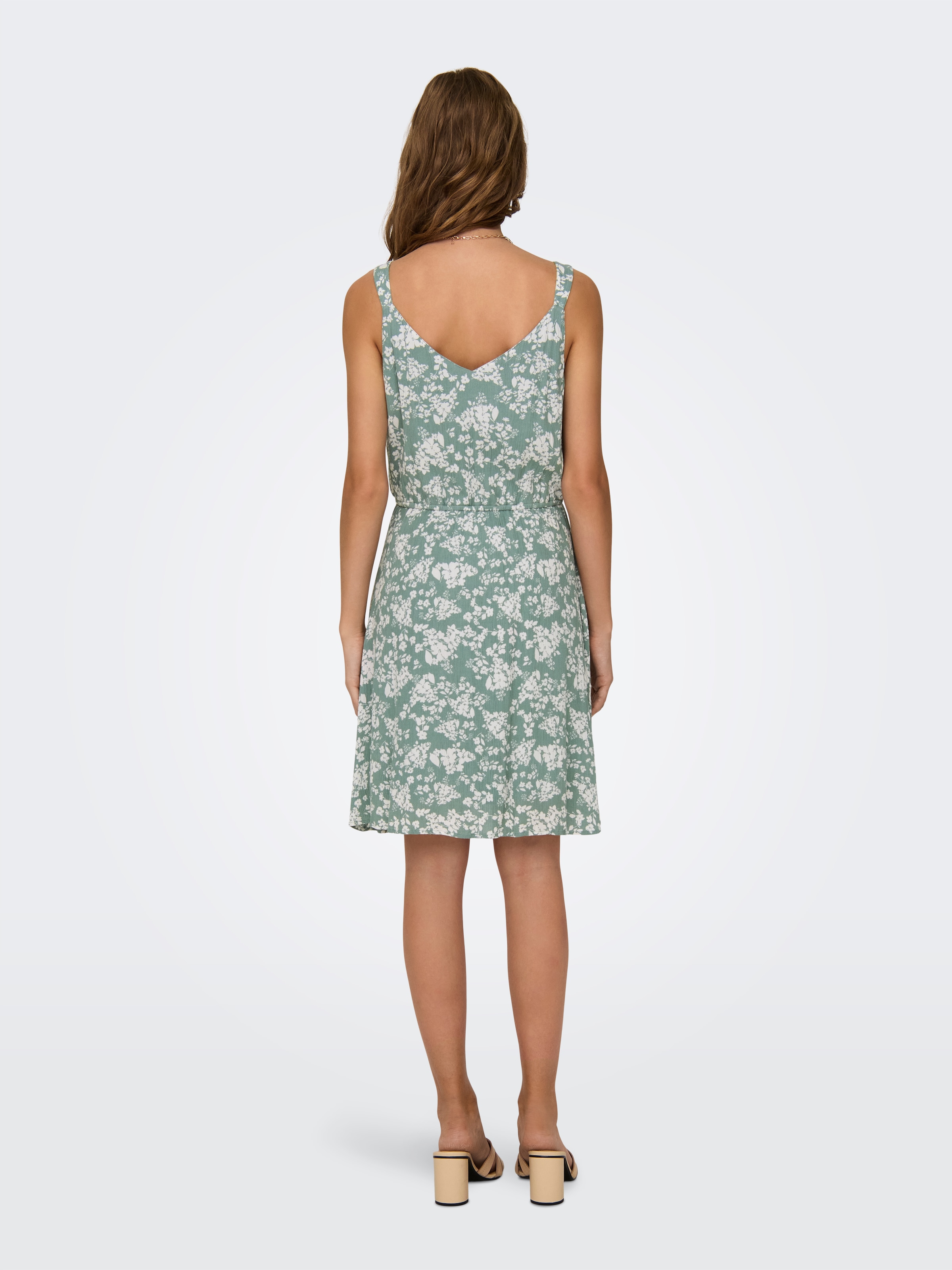 ONLY Robe à bretelles »ONLKARMEN LIFE S/L SHORT DRESS WVN NOOS« viscose, coupe régulière, col en V