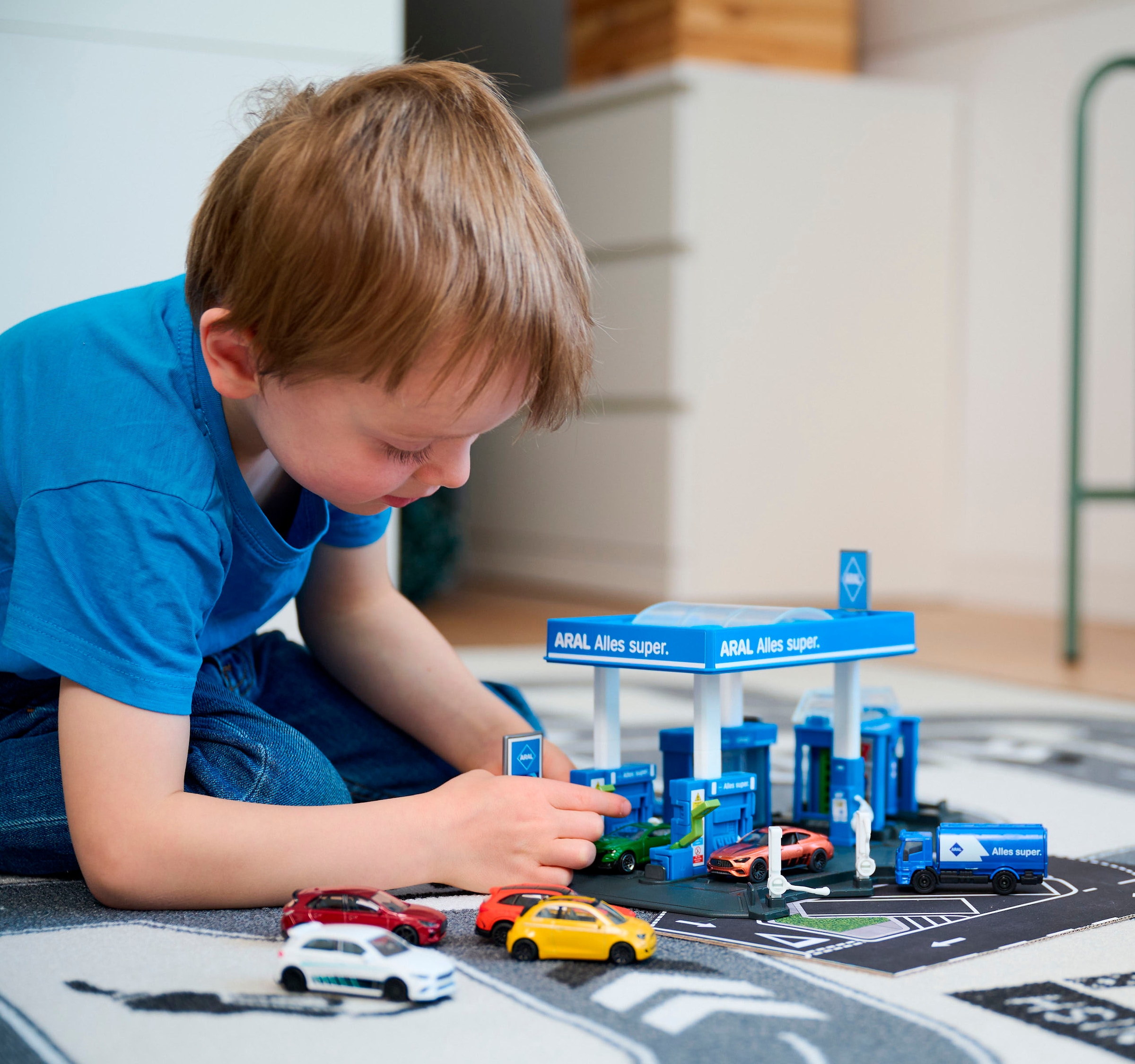 majORETTE Bâtiment de jeu »Petrol Station Aral« inklusive 1 Fahrzeug