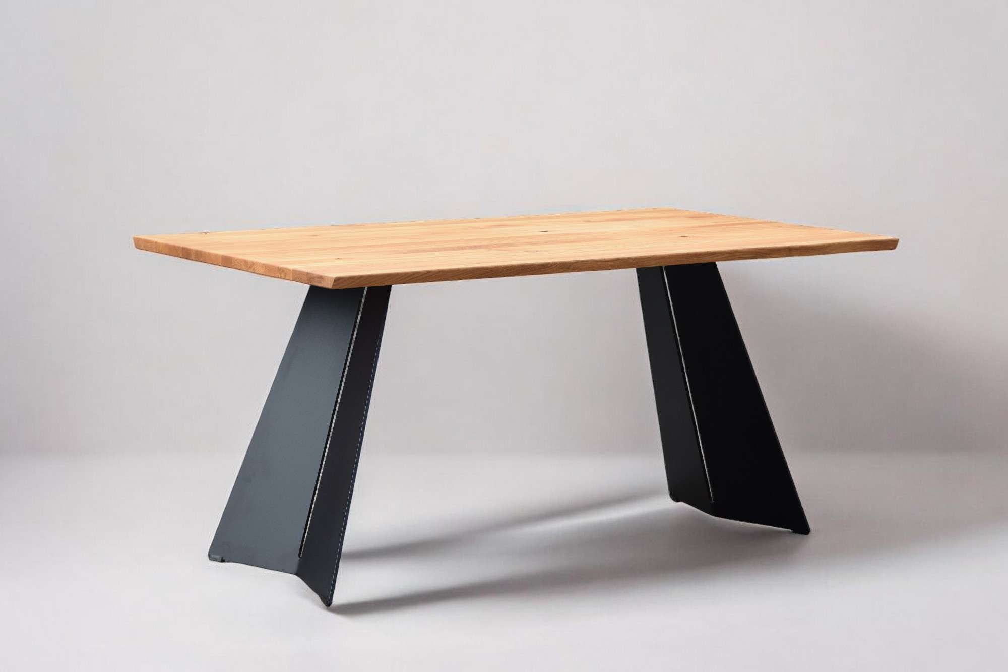 GOODproduct Esstisch »Winteregg Küchentisch, Metall-Wangengestell, Wildeiche massiv geölt« Baum Kante oder Schweizer Kante, erhältlich in 3 Grössen und 2 Farben