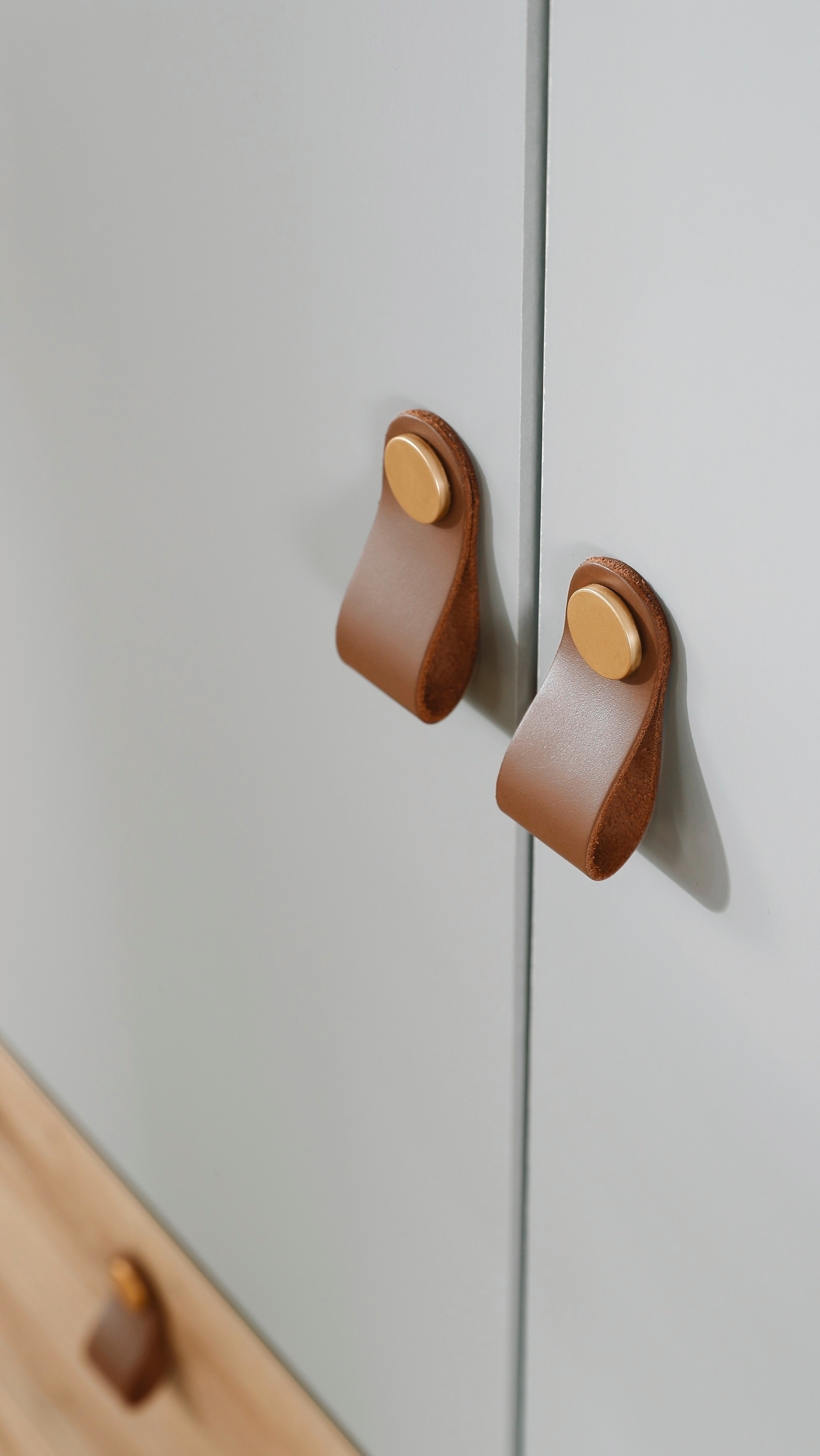 rauch Drehtürenschrank »Kleiderschrank Schrank Garderobe Ankleide HOMEY BY QUADRA SPIN« Breiten: 181/226/271 cm, Höhe 210 cm,  mit cognacbraunen Ledergrifflaschen, Schubladen in Eichen-Dekor