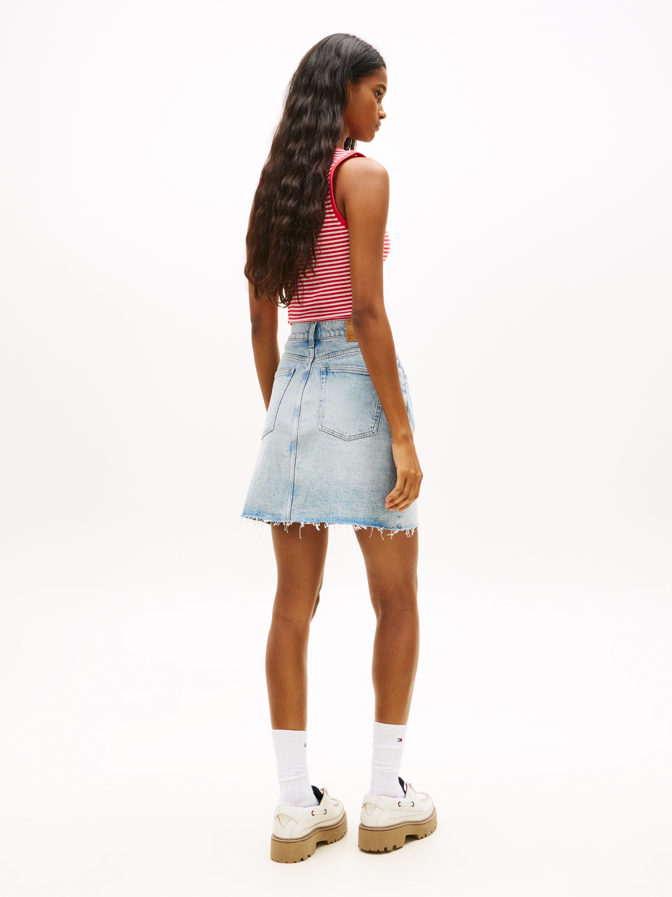Tommy Jeans Jupe en jean »MOM UH SKIRT BJ8115« Coupe droite en longueur mini