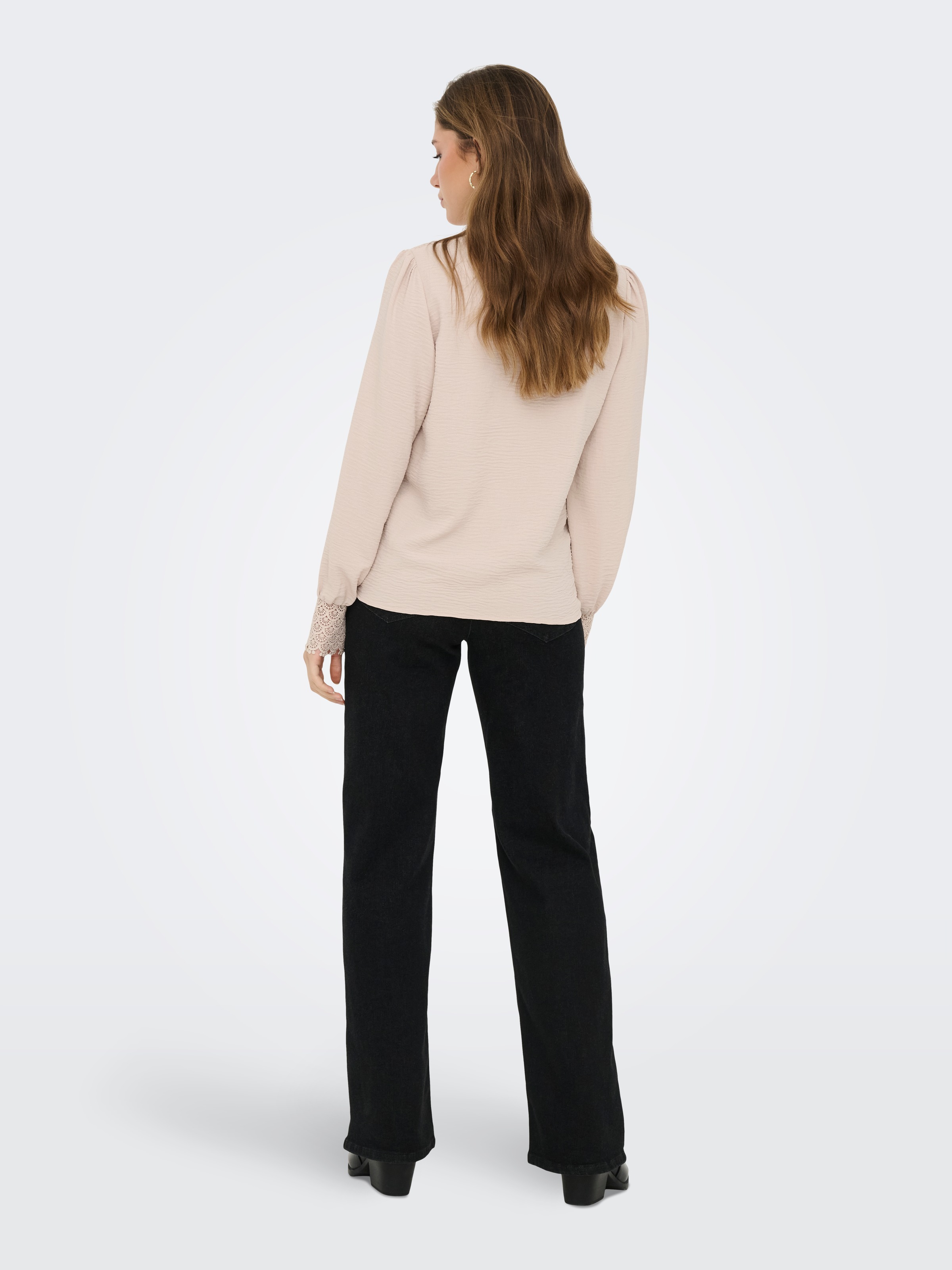 ONLY Blouse à manches longues »ONLCERENA METTE L/S LACE VNECK TOP WVN« fibre synthétique, coupe régulière, col en V