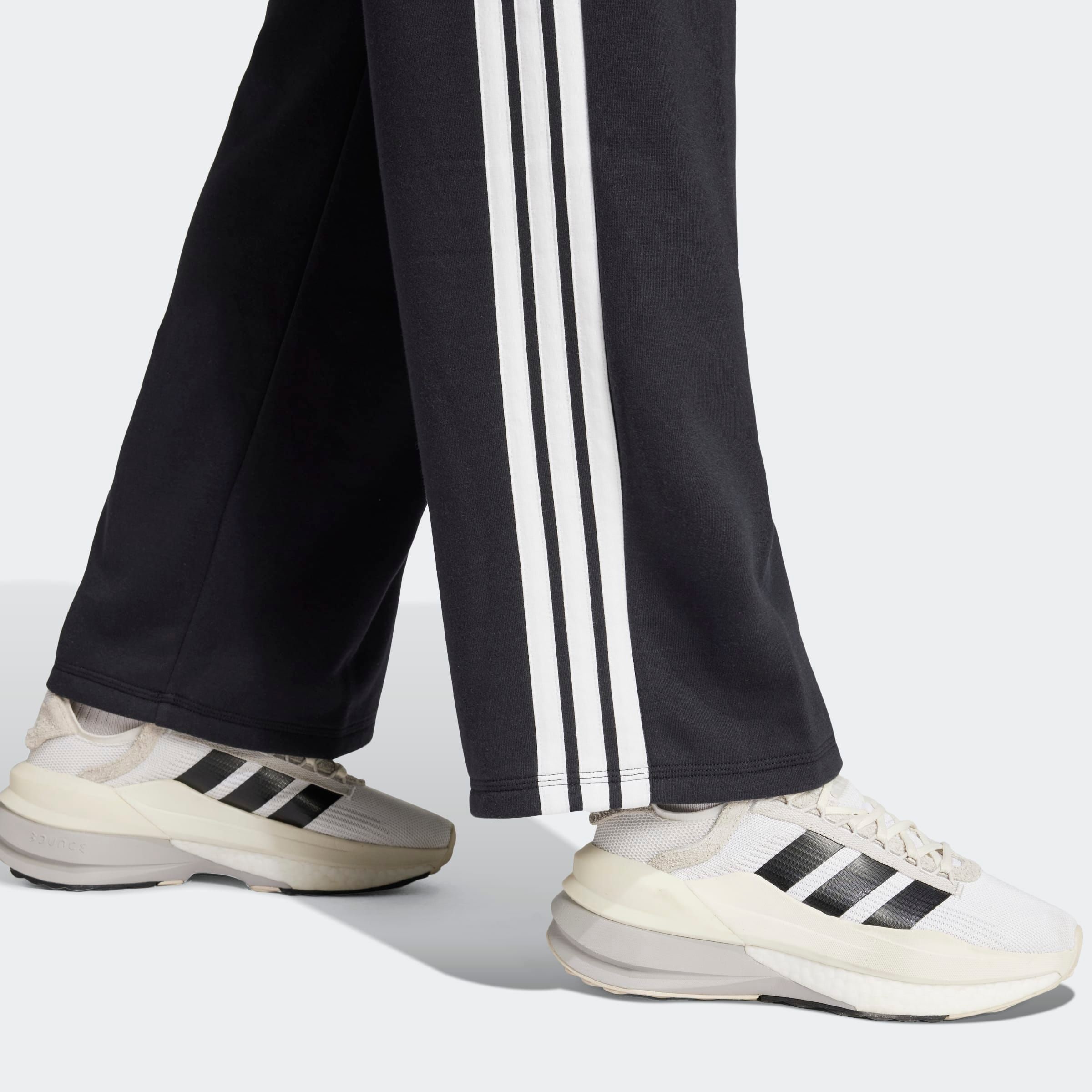 adidas Sportswear Sporthose »ESSENTIALS 3-STREIFEN OPEN HEM FRENCH TERRY«  Reguläre Passform, aus weichem French Terry