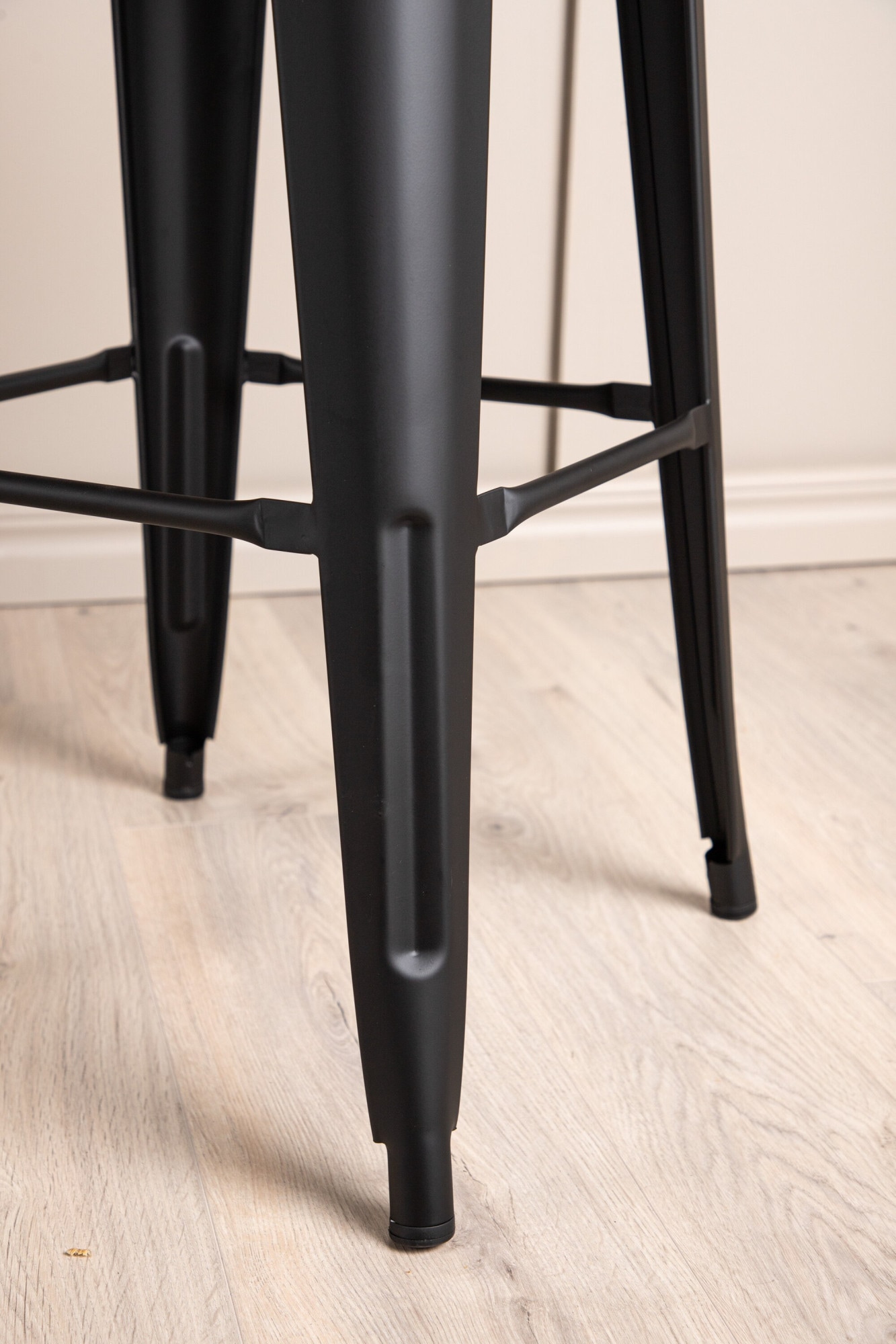 Venture Home Tabouret de bar »Tempe, 4er-Set Barhocker, kompakt, 136 kg belastbar« Ensemble, 4 cuis tlg. Tabouret de bar, cadre en acier, repose-pieds, pieds évasés, simple