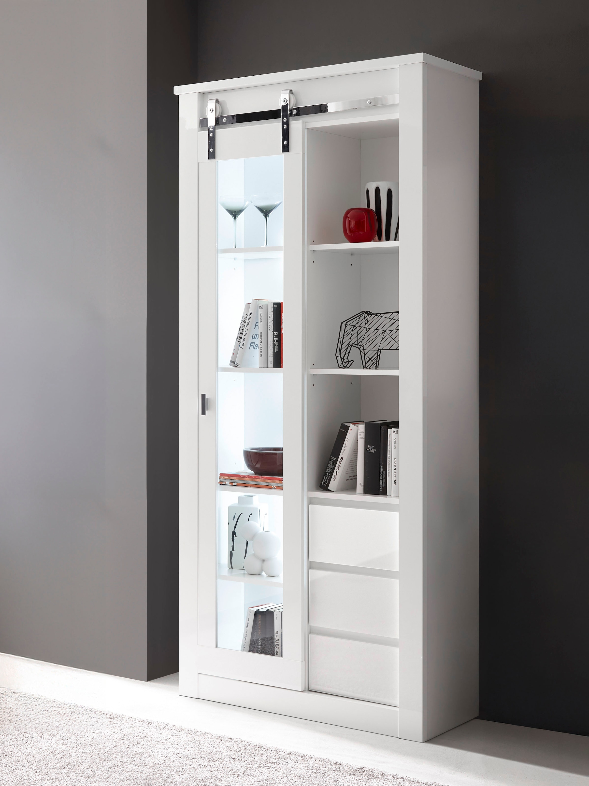 Home affaire Vitrine »Daytona, moderner Hochschrank, Glasvitrine in Weiss Hochglanz« mit Schiebetürenbeschlag in Chrom-Optik, ausreichend Stauraum