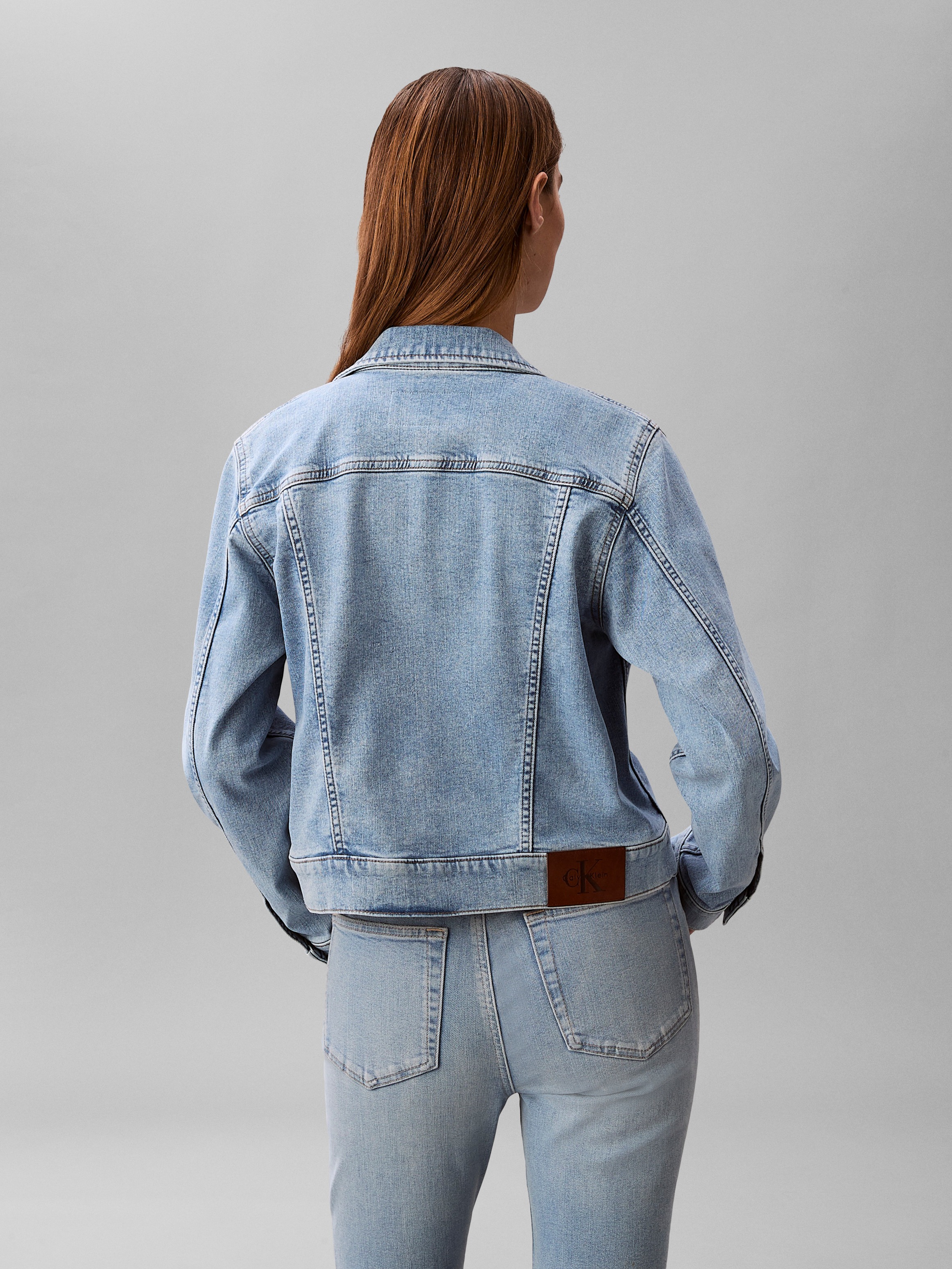 Calvin Klein Jeans Veste en jean »CLASSIC TRUCKER COASTAL LIGHT« sans capuche Coupe régulière avec col rond