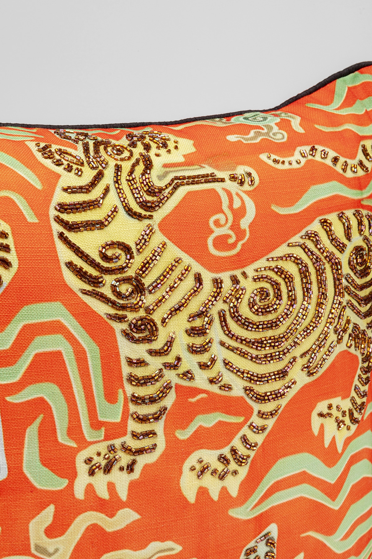 Kare Design Coussin décoratif »Tiger Love, Kissenhülle mit Füllung, 45x45 cm« stützt Kopf und Nacken angenehm und sorgt für erholsamen Schlaf