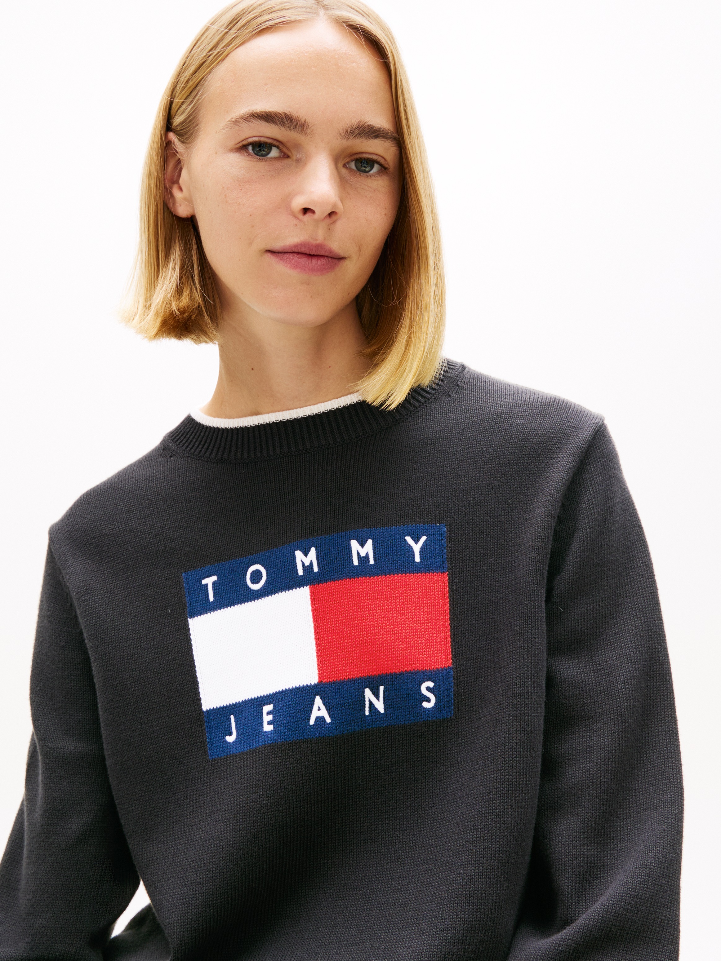 Tommy Jeans Pull en tricot »TJW TIPPING FLAG SWEATER EXT« avec intarsia logo, coupe décontractée