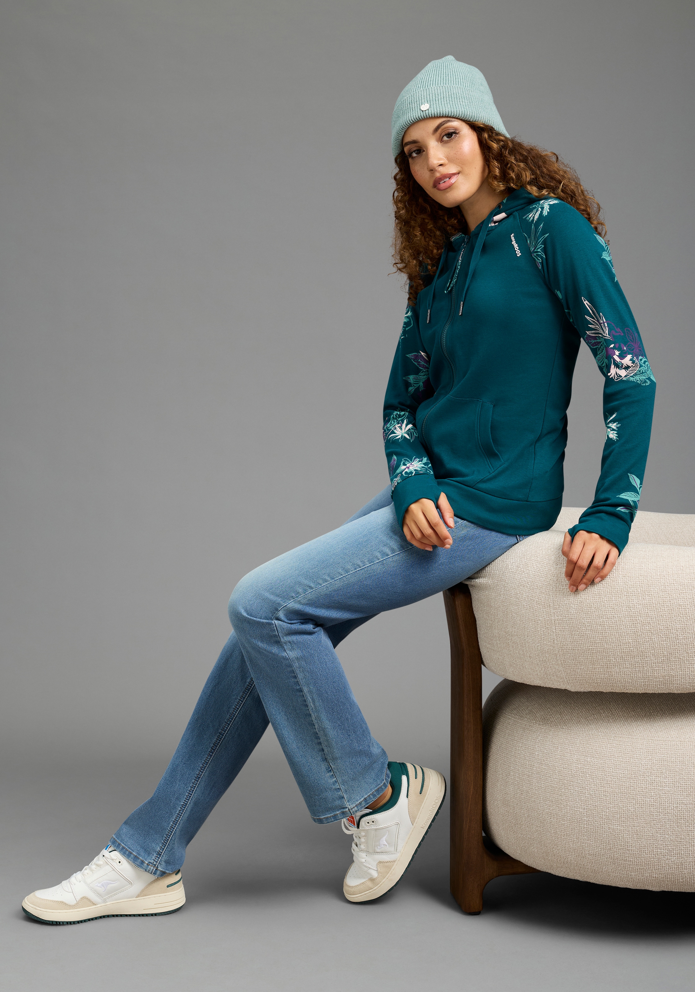 KangaROOS Kapuzensweatjacke hüftbedeckende Länge, figurbetonte Passform, mit Kordelzug