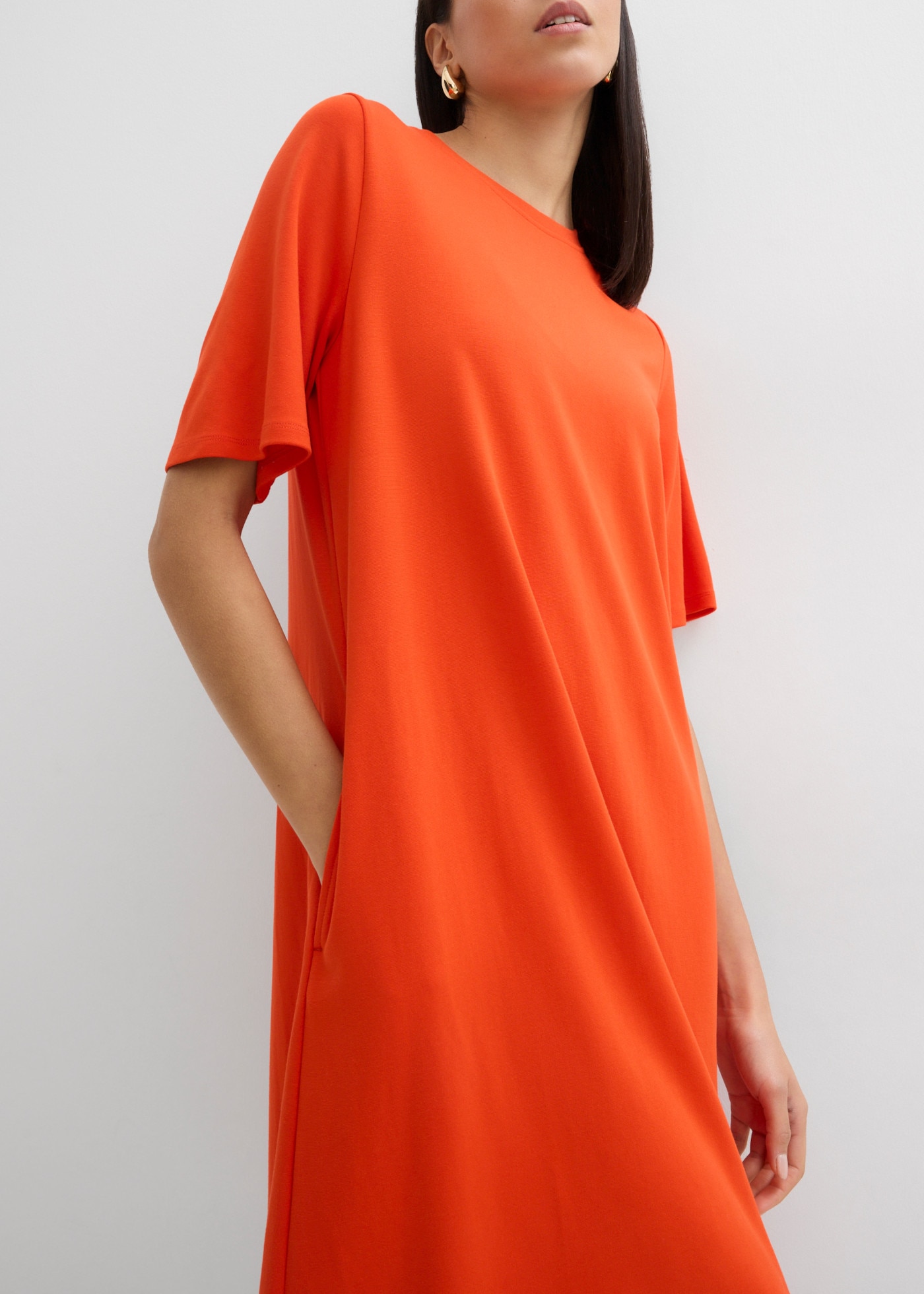bonprix Robe t-shirt lässige Passform, A-Linie, Kurzarm-Design, aus Viskose, ohne Kragen