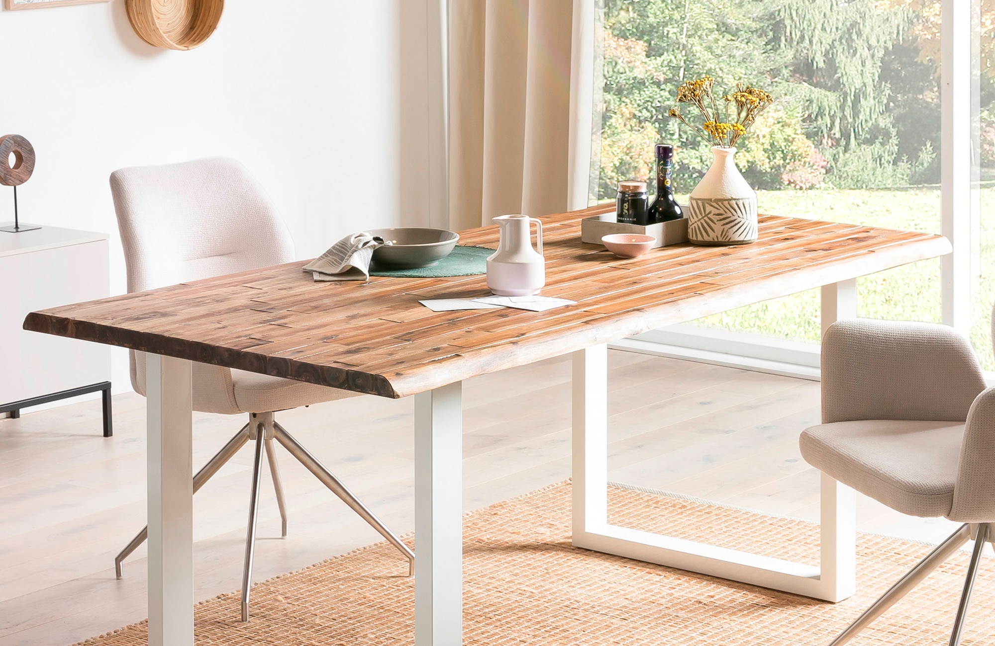 SalesFever Baumkantentisch »Tisch mit Baumkante im Natur-Look« Metall triff Akazie