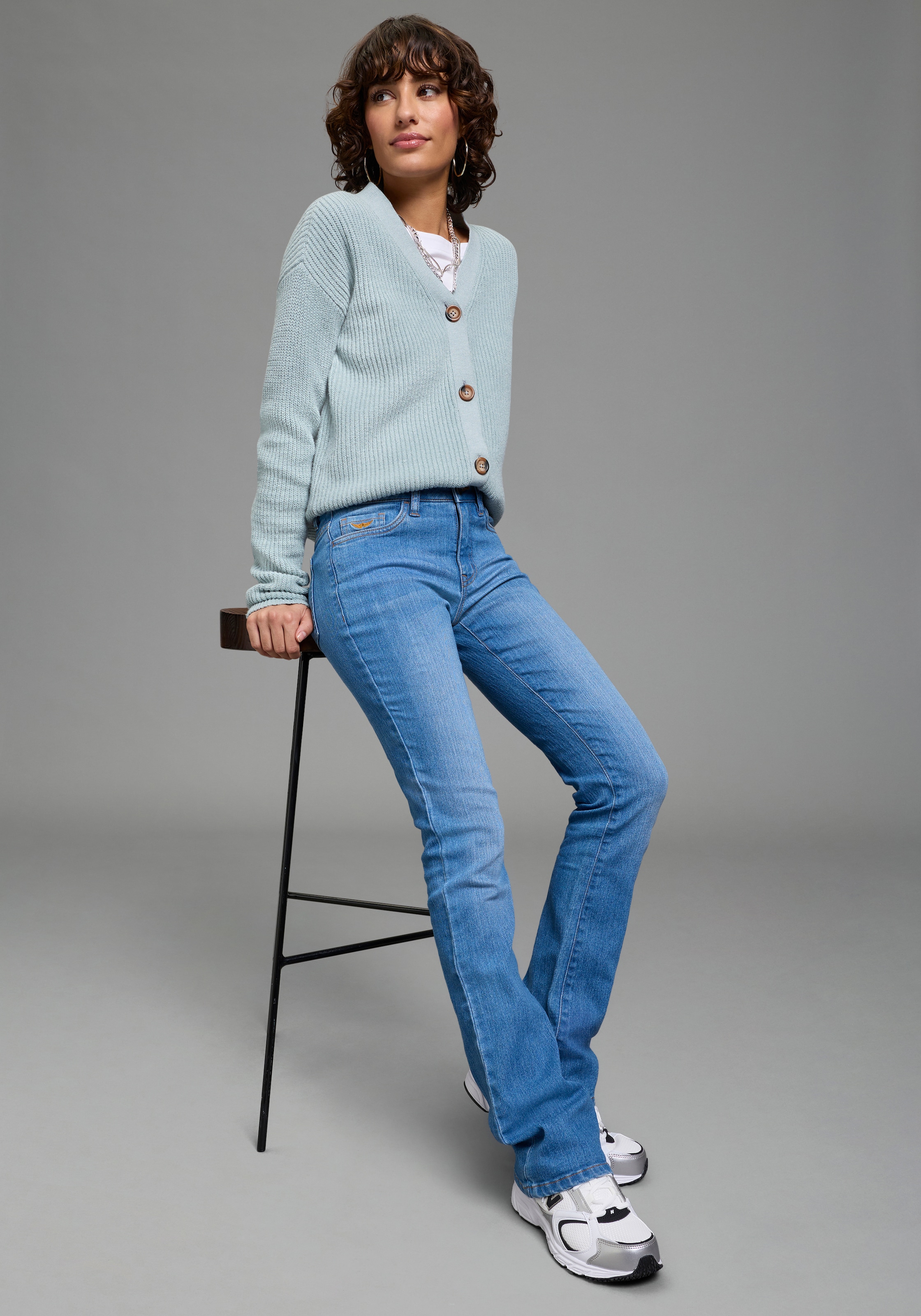 Arizona Bootcut-Jeans »Baby-Boot« Bootcut-Stil, figurbetonte Passform, mit Used-Effekten