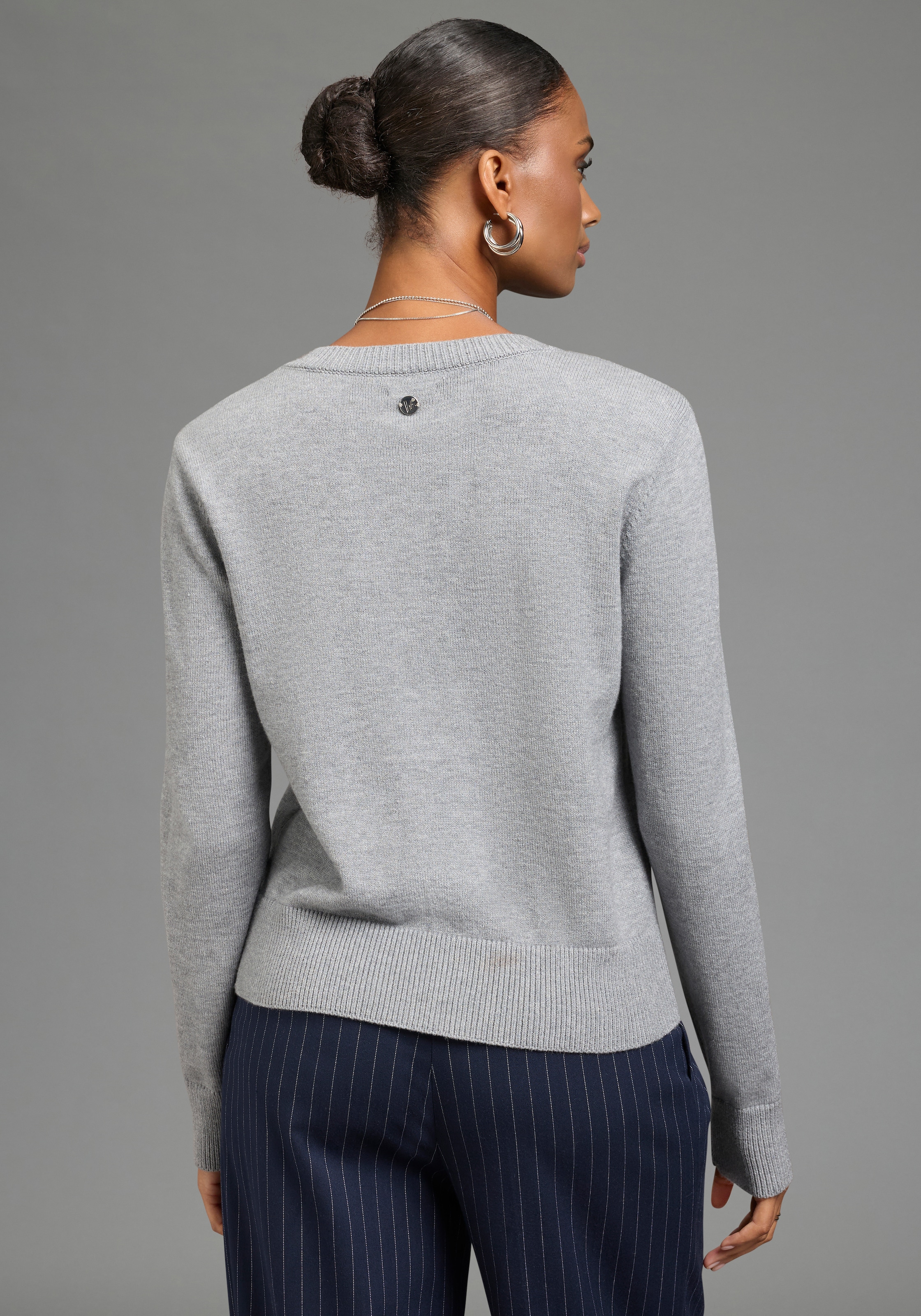 Bruno Banani Cardigan »mit femininen Knöpfen« figurbetonte Passform, hüftlange Schnittform, mit Rundhalsausschnitt