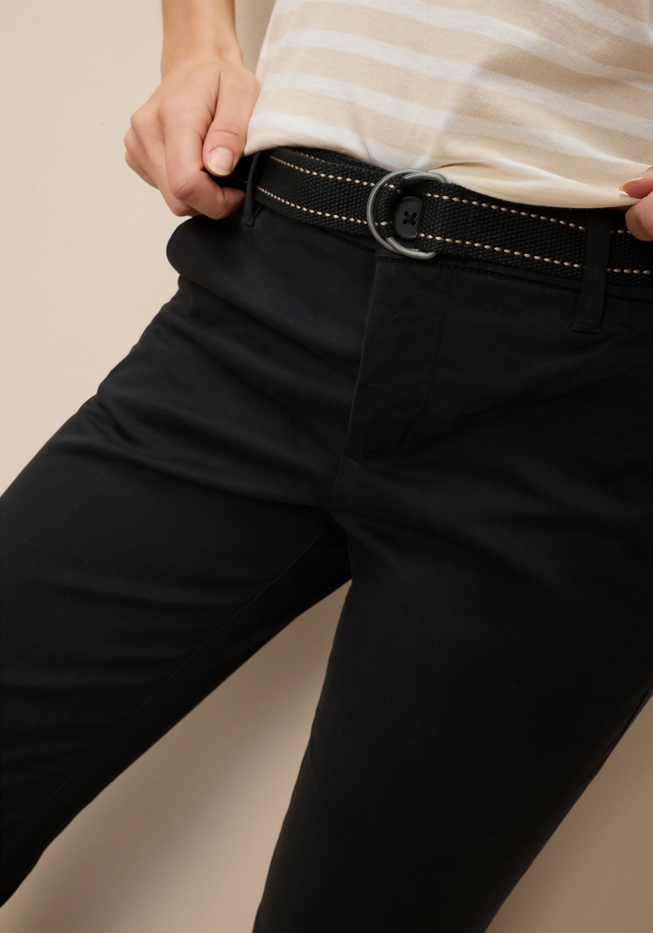 AJC Chinos  in lässiger Form mit konstrastfarbendem Gürtel