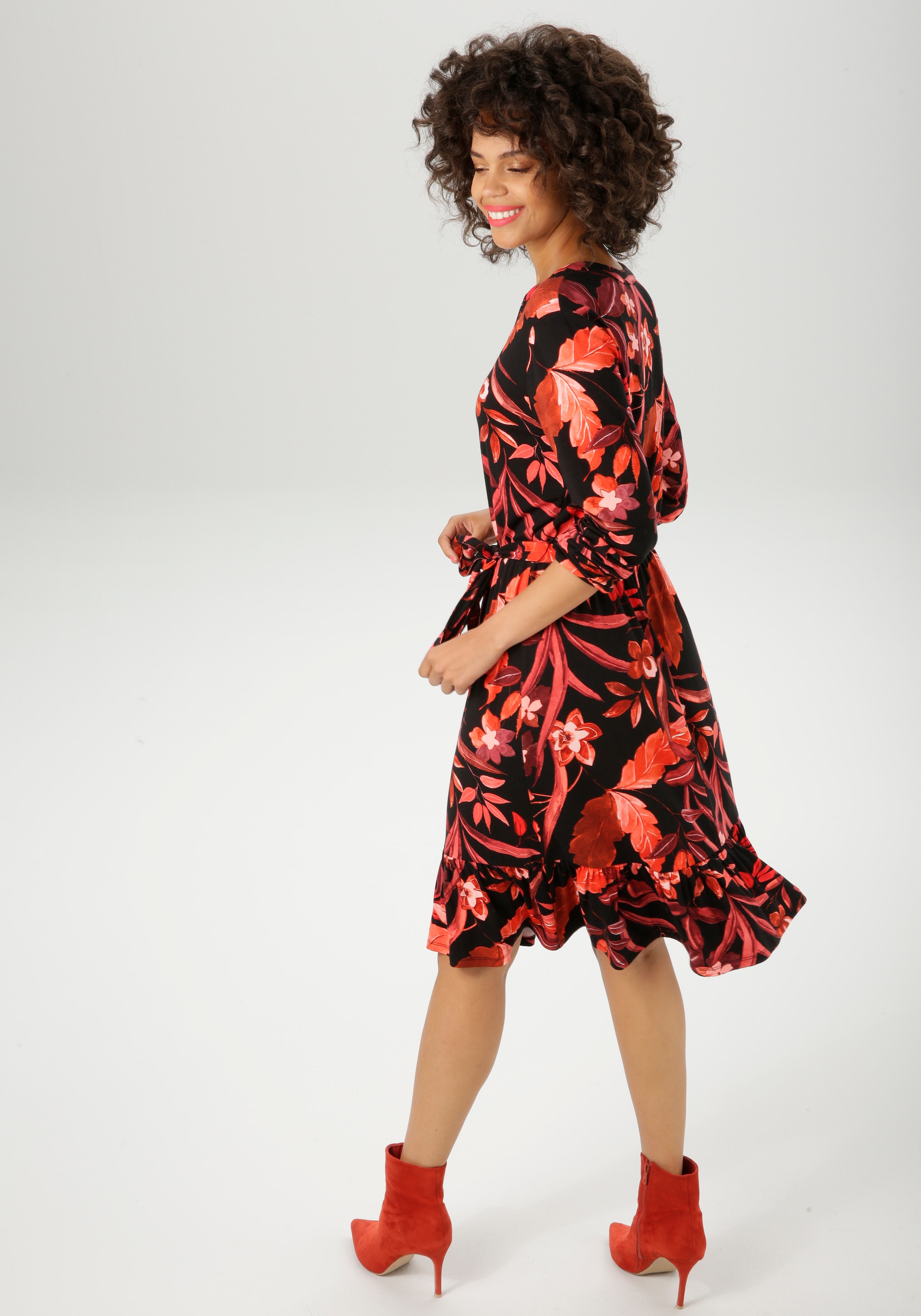 Aniston CASUAL Jerseykleid mit abnehmbarem Bindeband,  mit grossflächigen Blüten und Blättern bedruckt