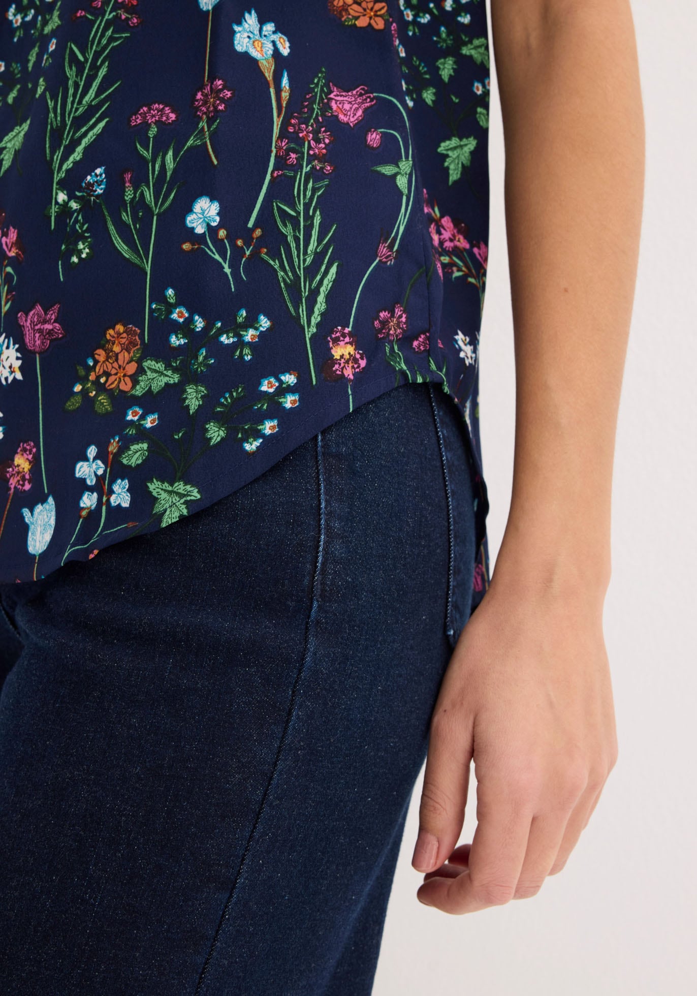 bonprix Shirtbluse figurumspielende Passform, abgerundeter, hinten etwas längerer Saum