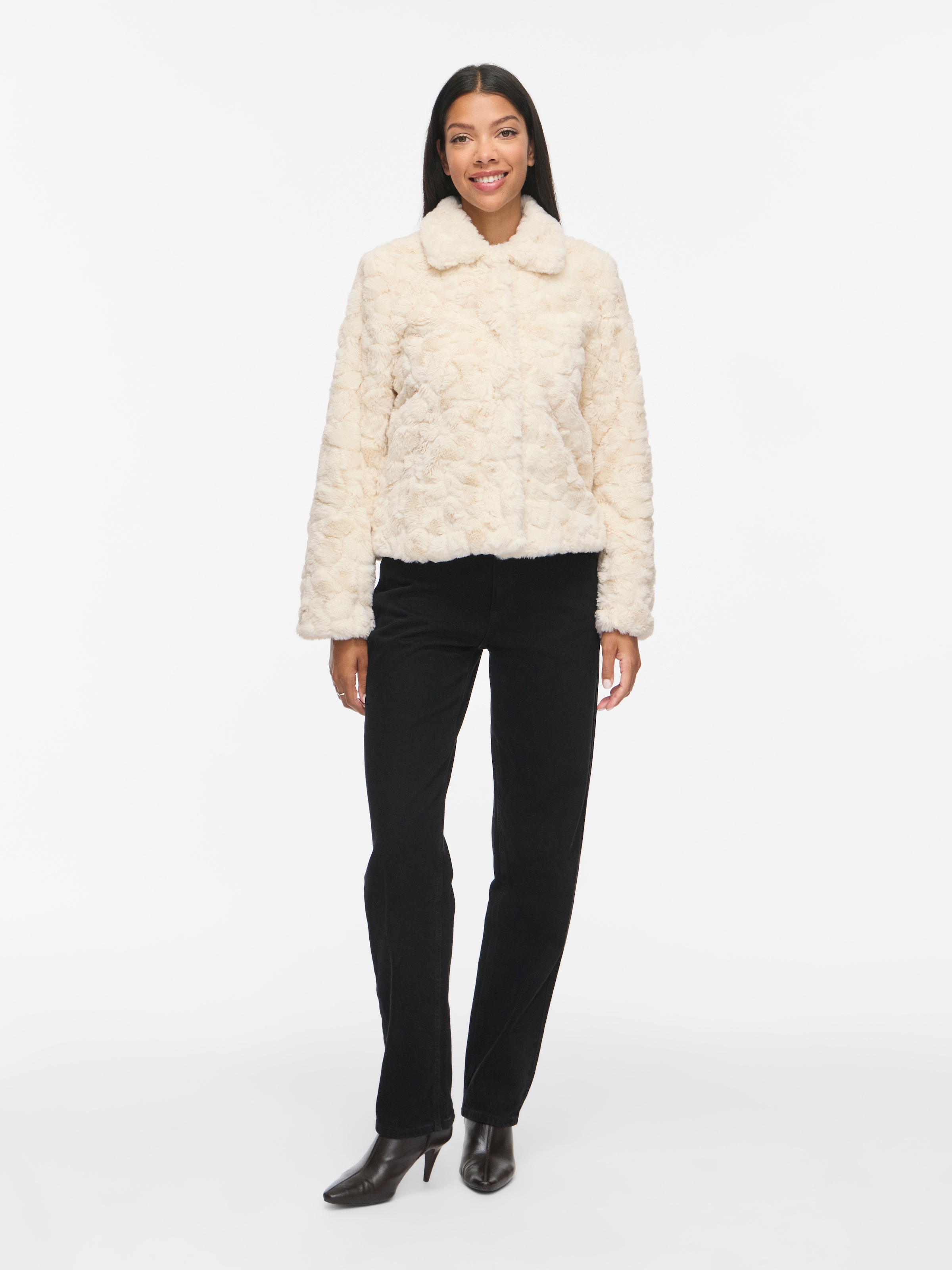 Vila Veste courte »VIDORTE NEW L/S JACKET/PB« en fausse fourrure avec patte de boutonnage