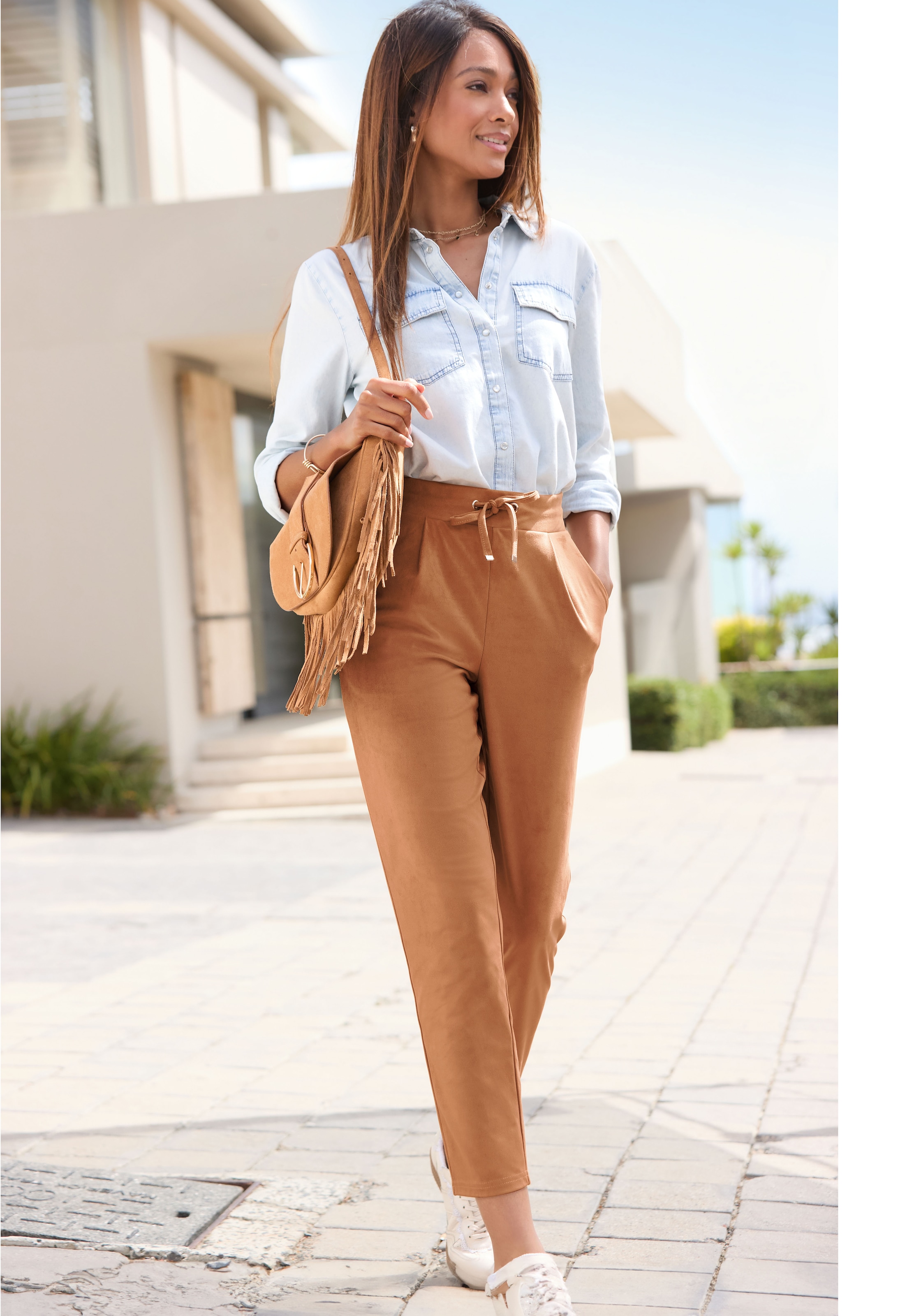 LASCANA Pantalon à enfiler  aus Velourlederimitat mit Taschen, bequeme Stoffhose, Gummizugbund