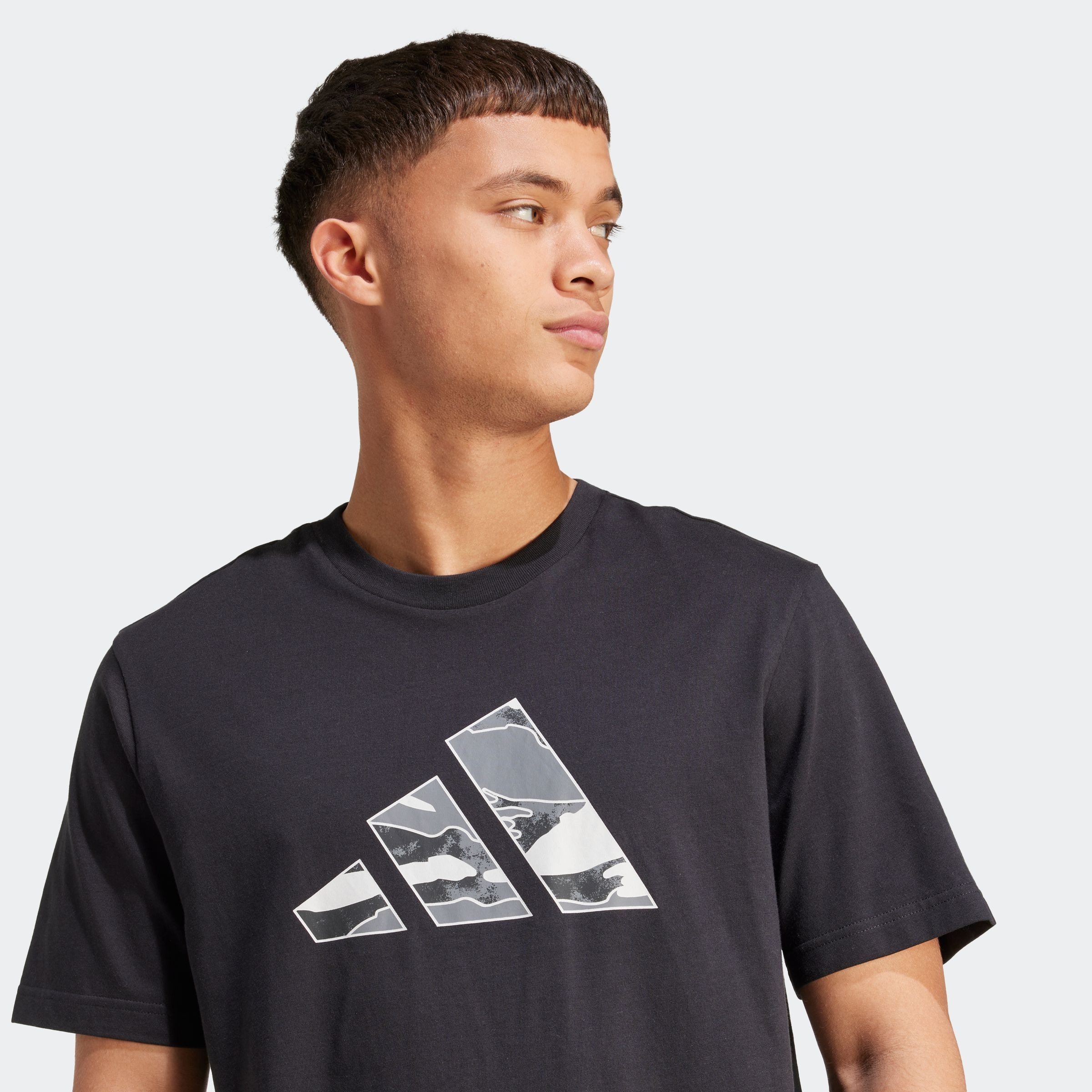 adidas Sportswear T-Shirt »CAMO LOGO GRAFIK« sportlicher Stil, ohne Verschluss, aus Baumwoll-Jersey
