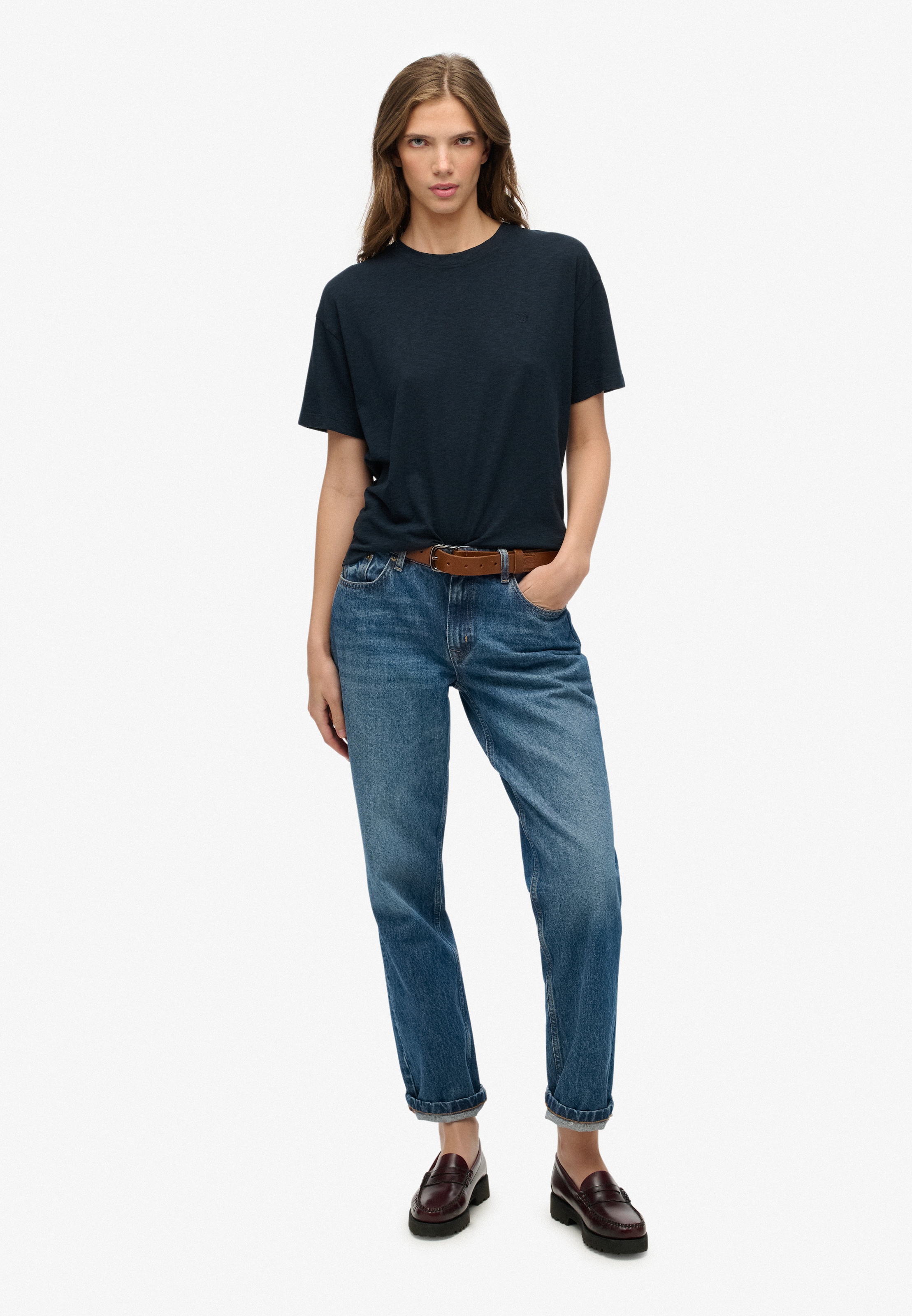 Superdry T-Shirt »STUDIOS CREW TEE« mit Markenlabel, aus Baumwollmischung, Relaxed Fit, Kurzarm