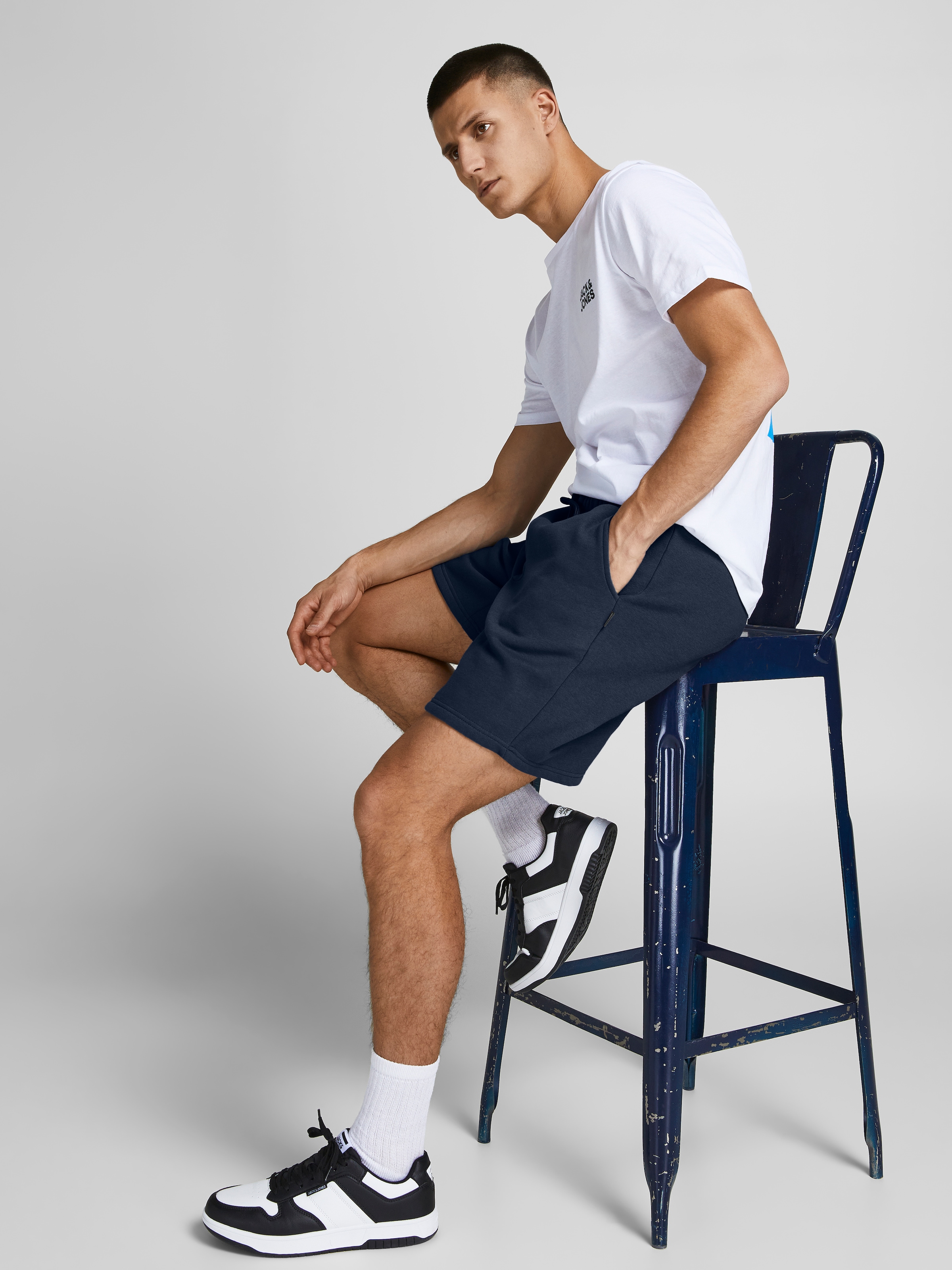 Jack & Jones Sweatshorts »JPSTGORDON mit elastischem Bund«  unifarben, modisch, regular fit, Webstoff