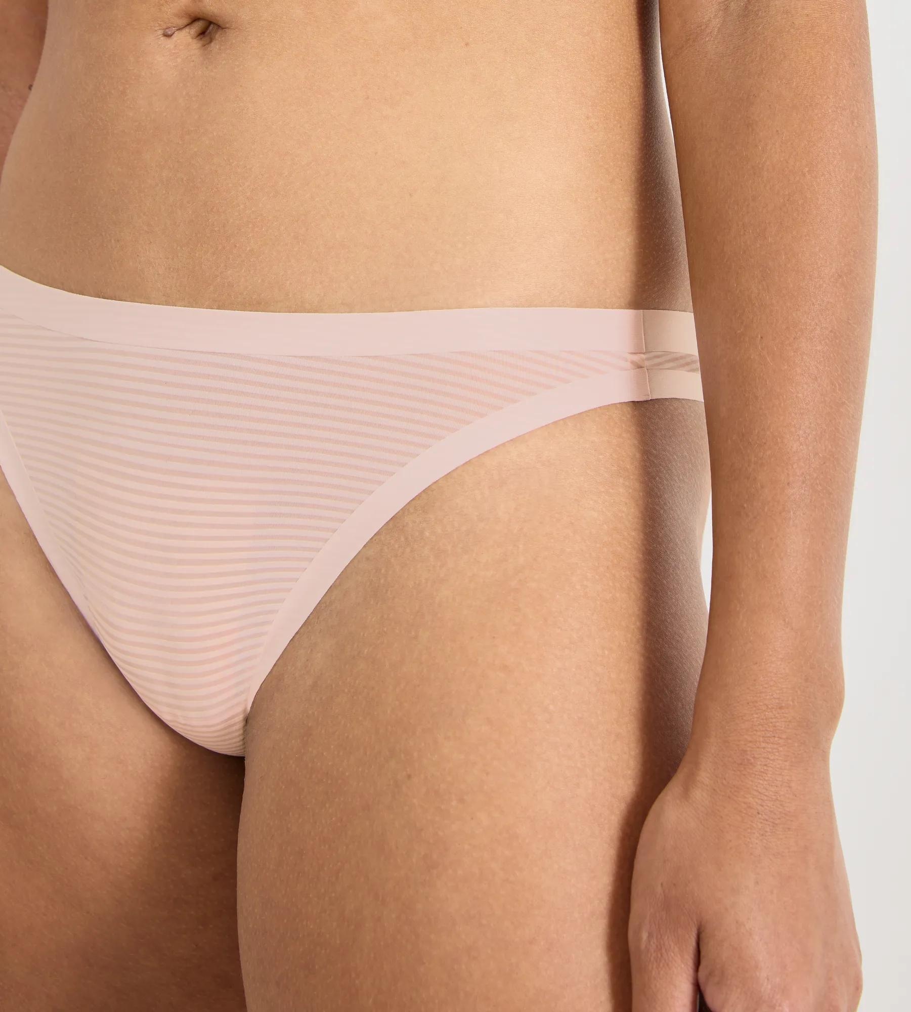 sloggi String »ZERO Feel Air« atmungskativ, semi-transparenter Look, feine Streifen