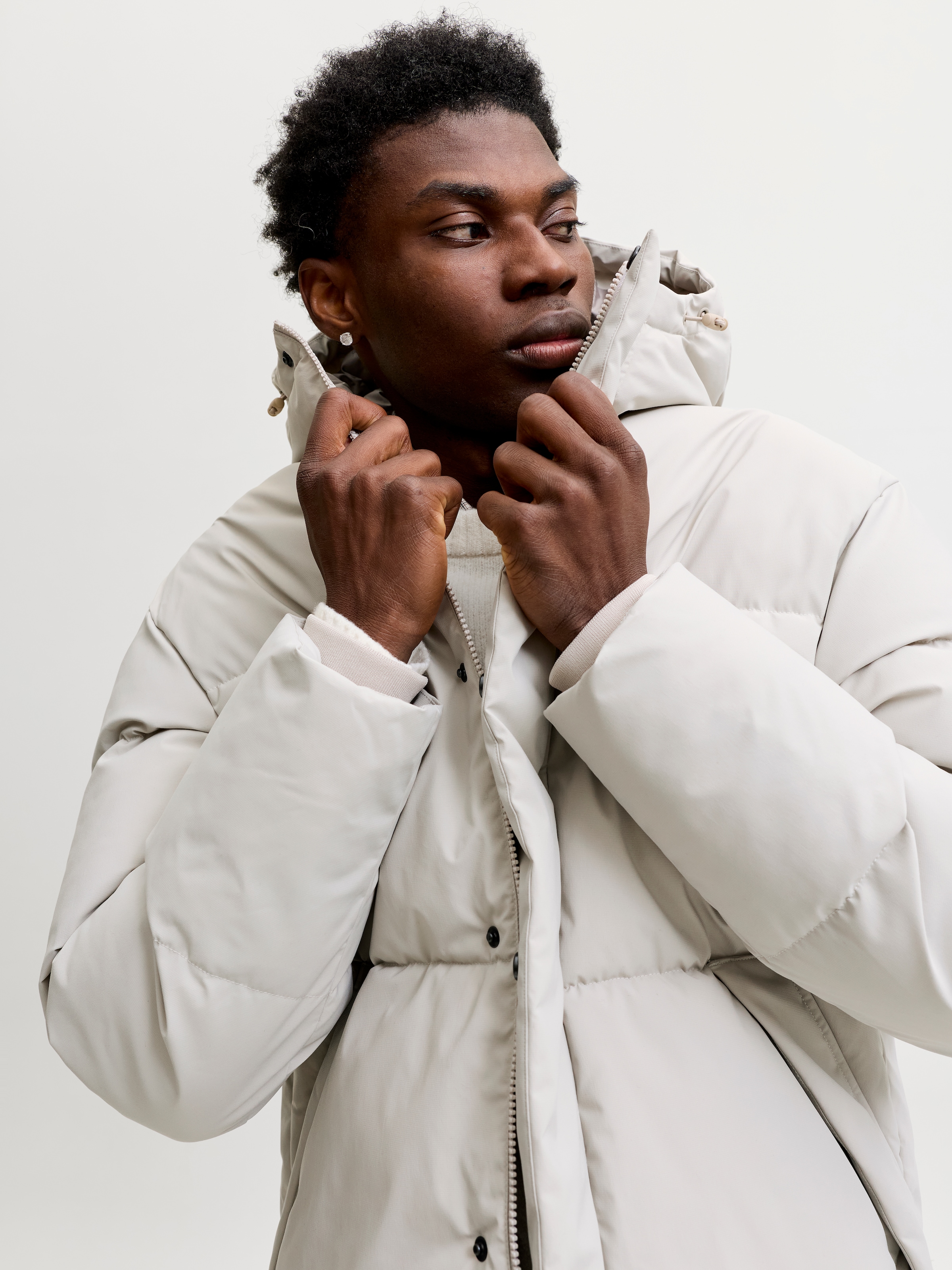 Jack & Jones Veste matelassée »JJESOHO PUFFER HOOD AW26 SN« avec capuche fibre synthétique, coupe régulière