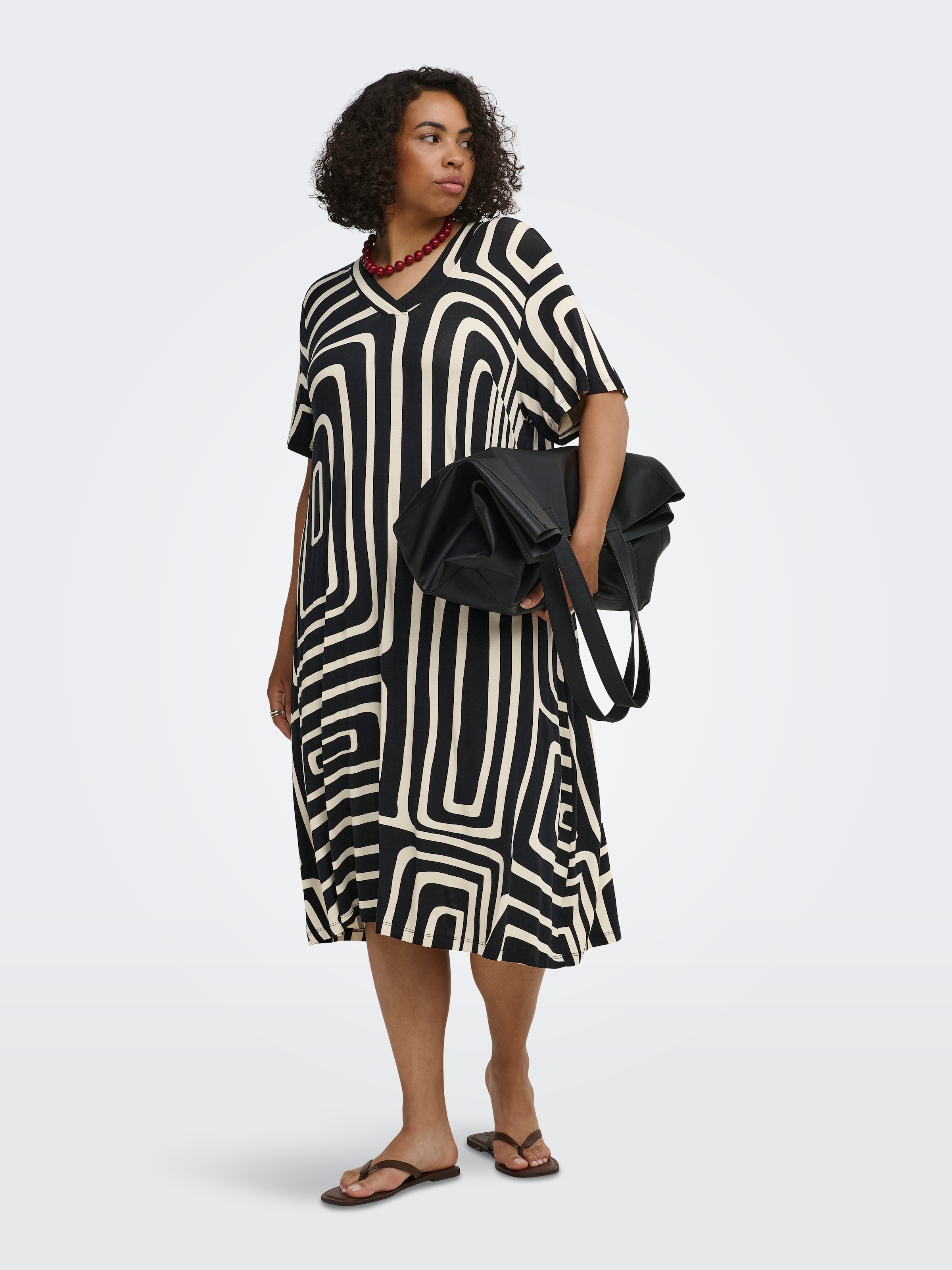 ONLY CARMAKOMA Robe t-shirt »CARFYRLA LIFE S/S V-NCK BLK AOP DRE NOOS« mélange viscose, coupe régulière