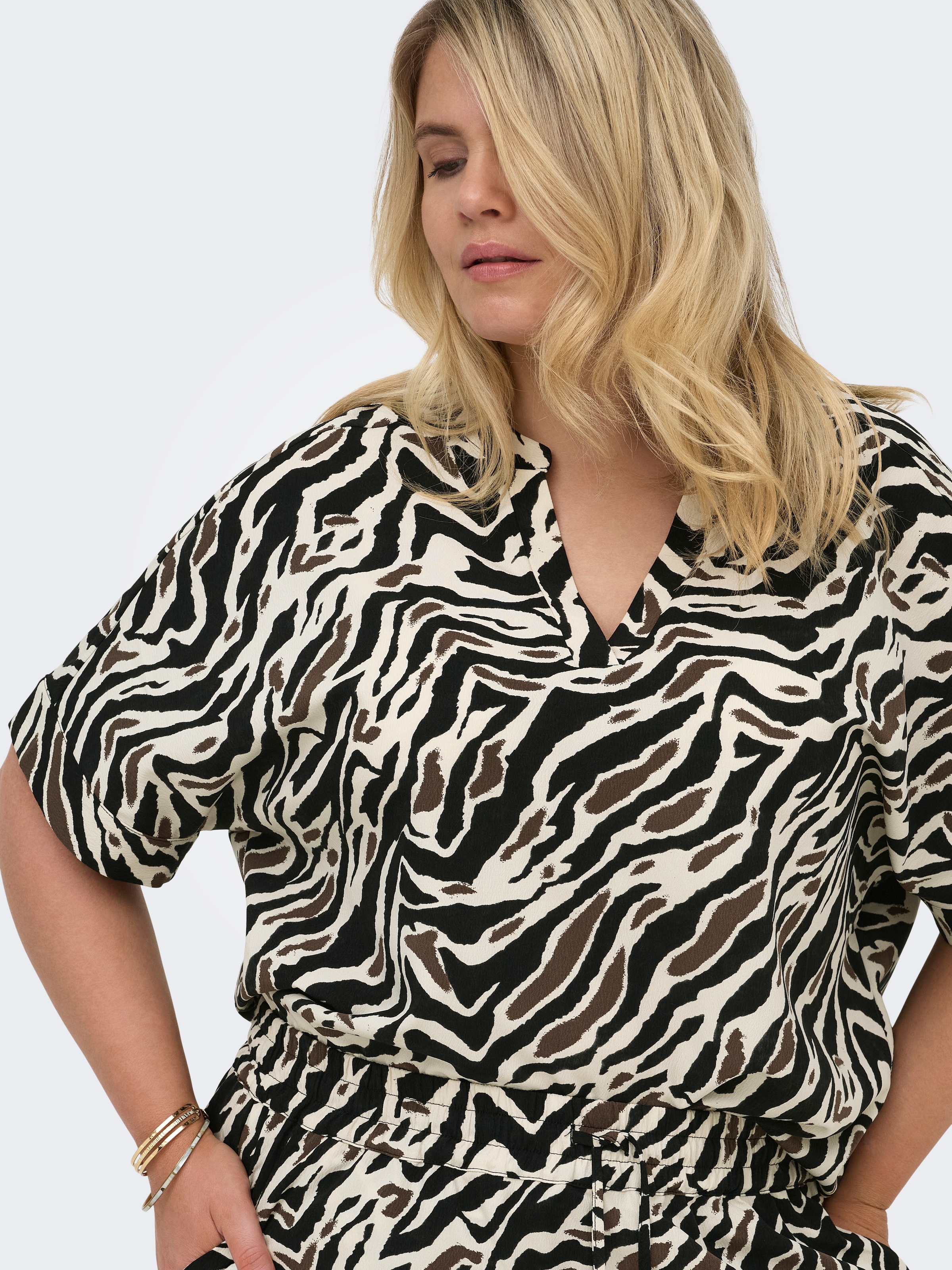 ONLY CARMAKOMA T-shirt en V »CARELITE S/S V-NECK FOLD-UP TOP AOP«