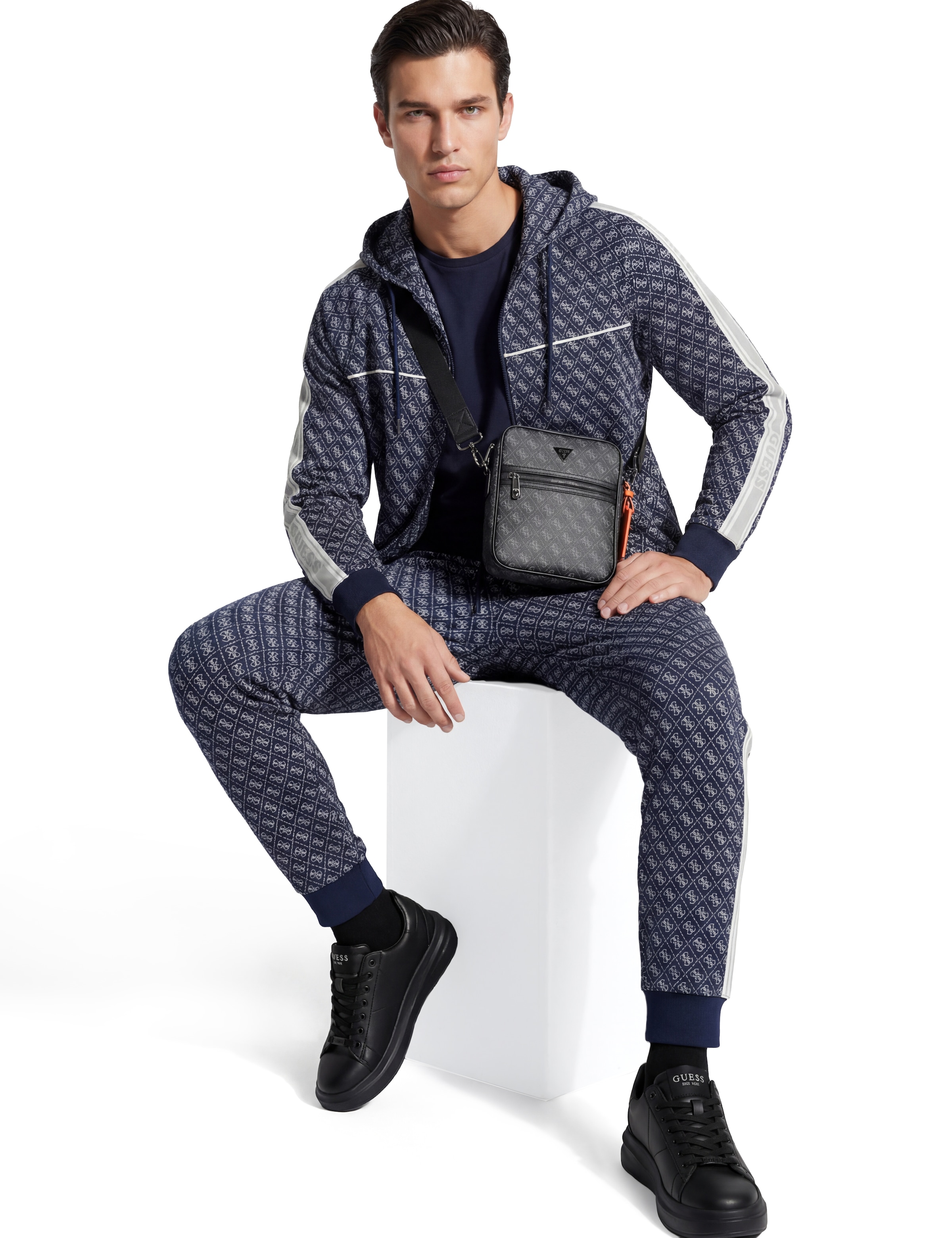 Guess Pantalon de jogging »PARIMO 4G CUFFED«  ceinture élastique, coupe régulière, bords-côtes, détails rayés
