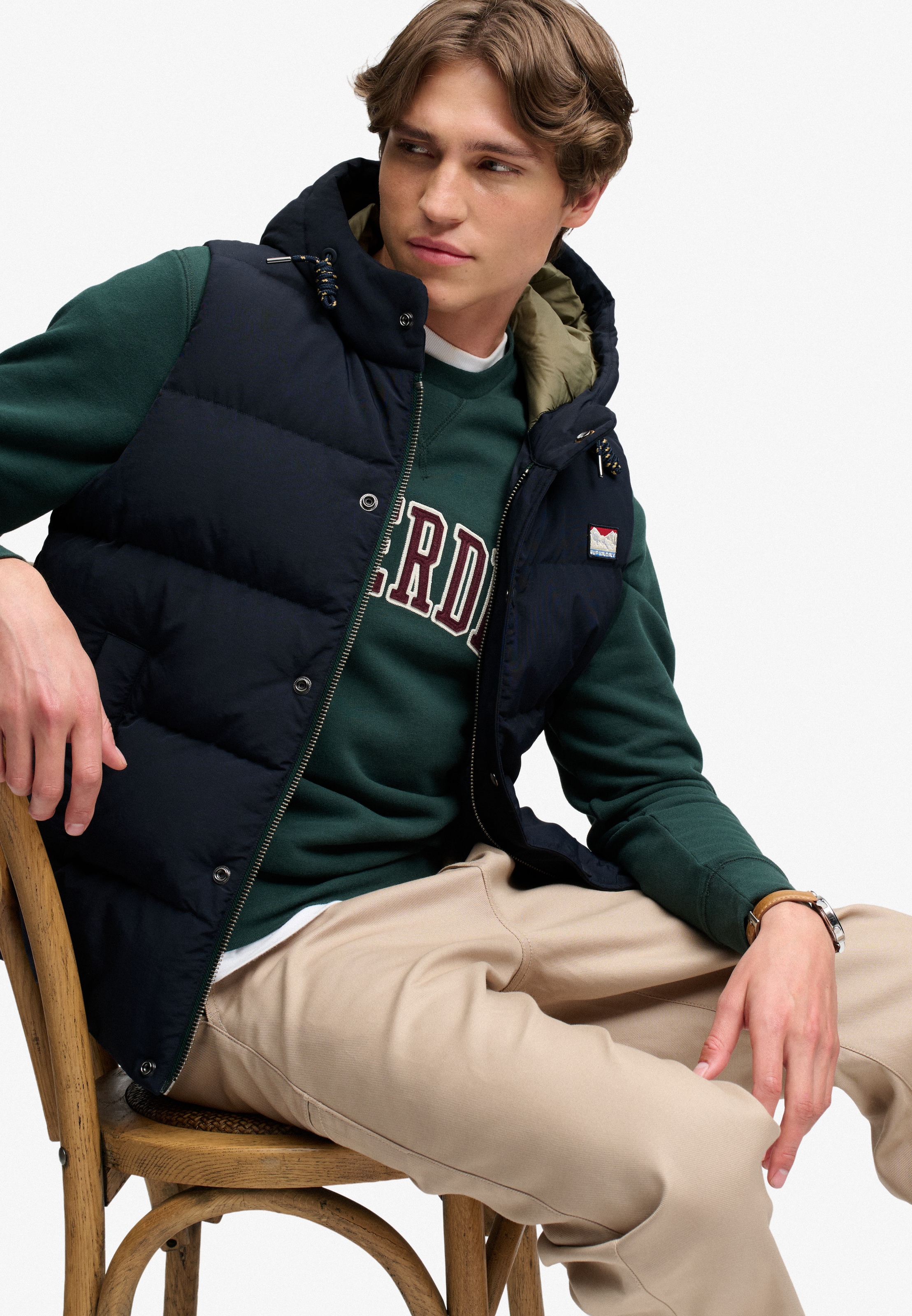 Superdry Gilet matelassé »HOOD SHORT EVEREST GILET« Coupe régulière, avec fermeture éclair, en nylon et fibre synthétique
