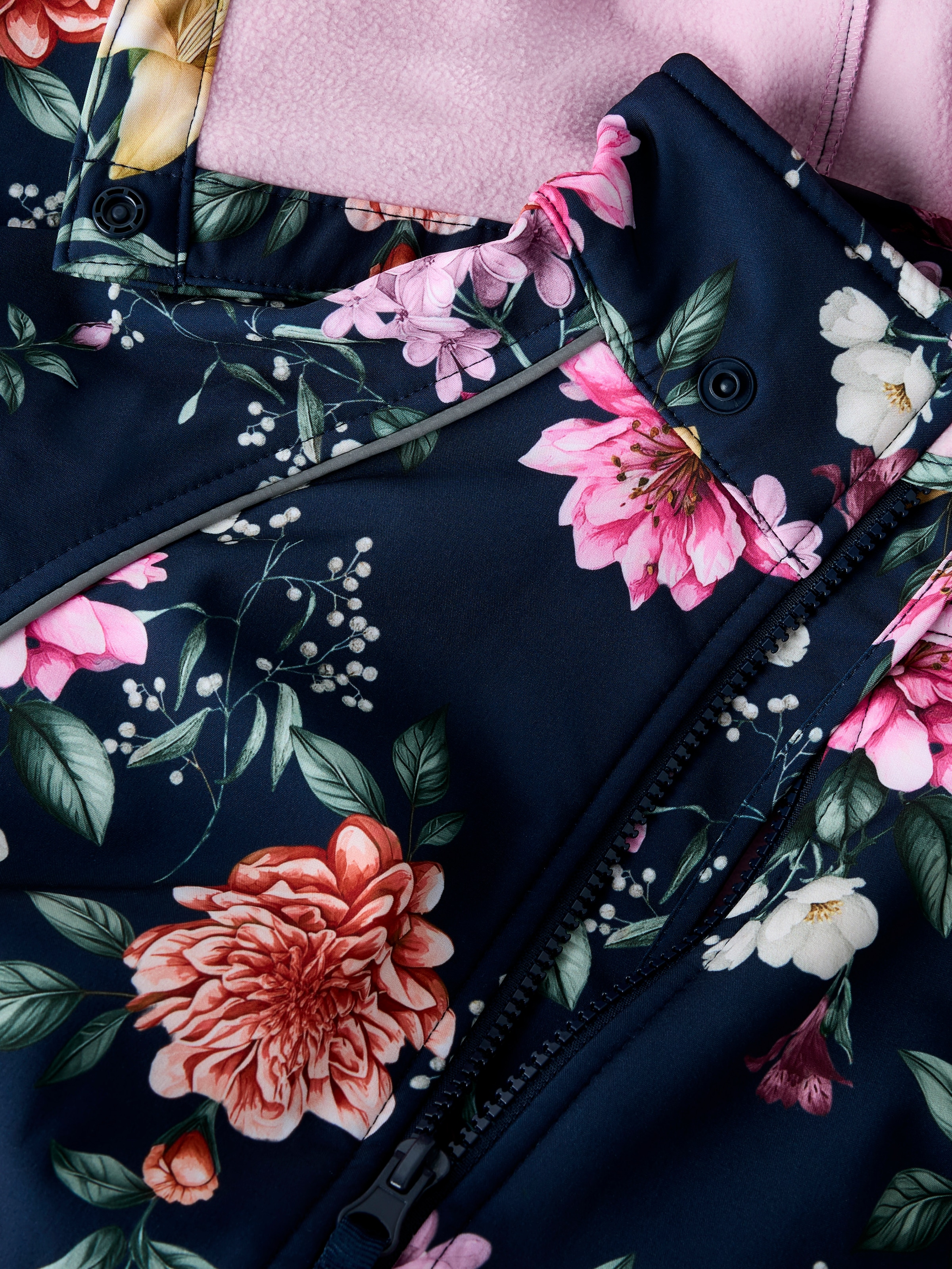 Name It Softshelloverall »NMFALFA08 SOFTSHELL SUIT AOP 1FO NOOS« mit verstellbarer und abnehmbarer Fussschlaufe