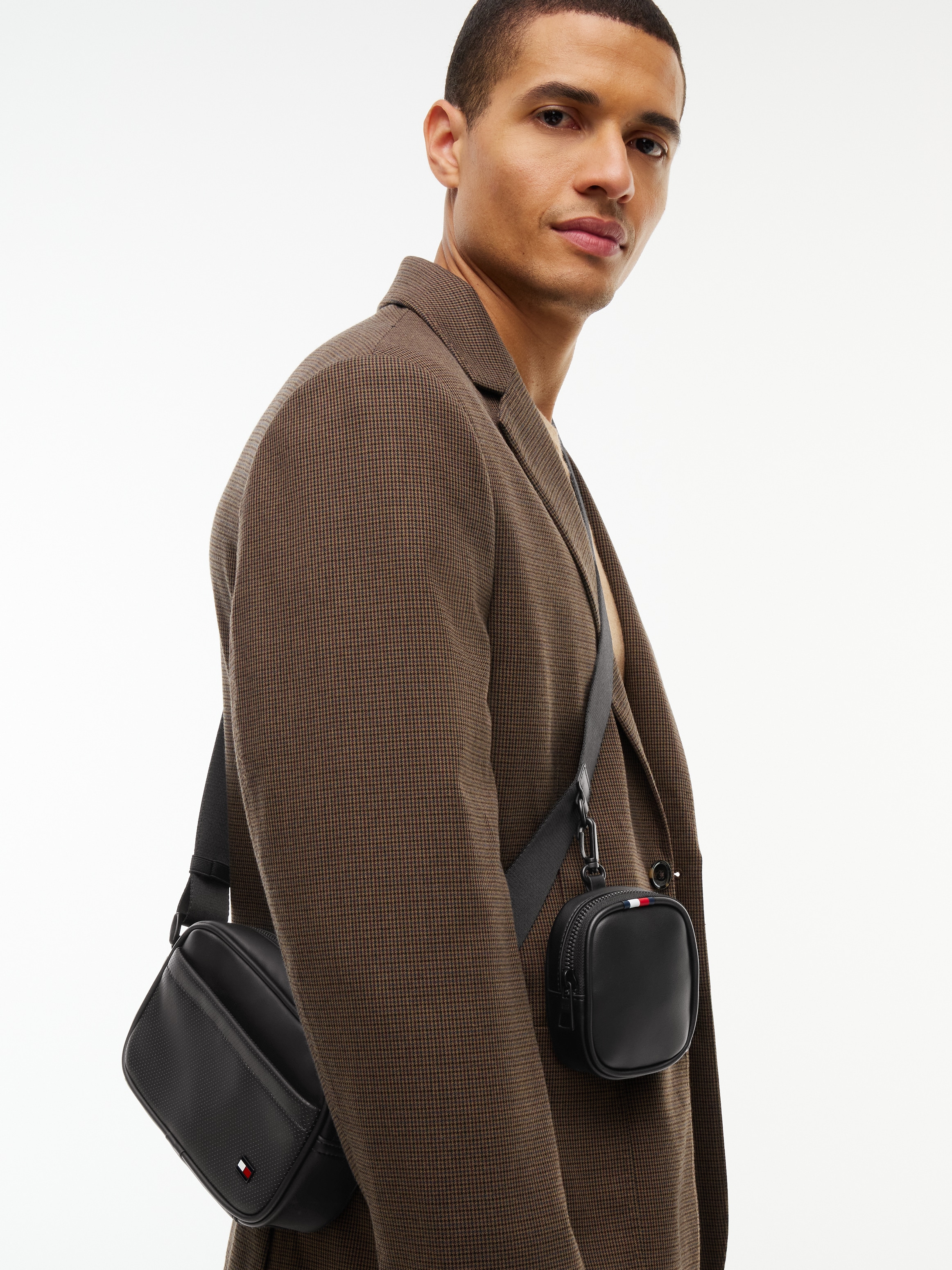 Tommy Hilfiger Sac pour appareil photo »TH FOUNDATION CAMERA BAG« Minisac unisexe avec drapeau logo typique