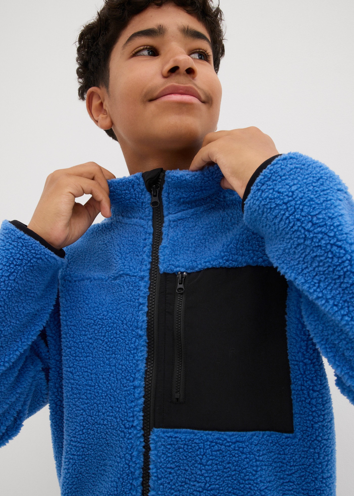 bonprix Veste polaire pour garçons, avec détails contrastés, en molleton teddy