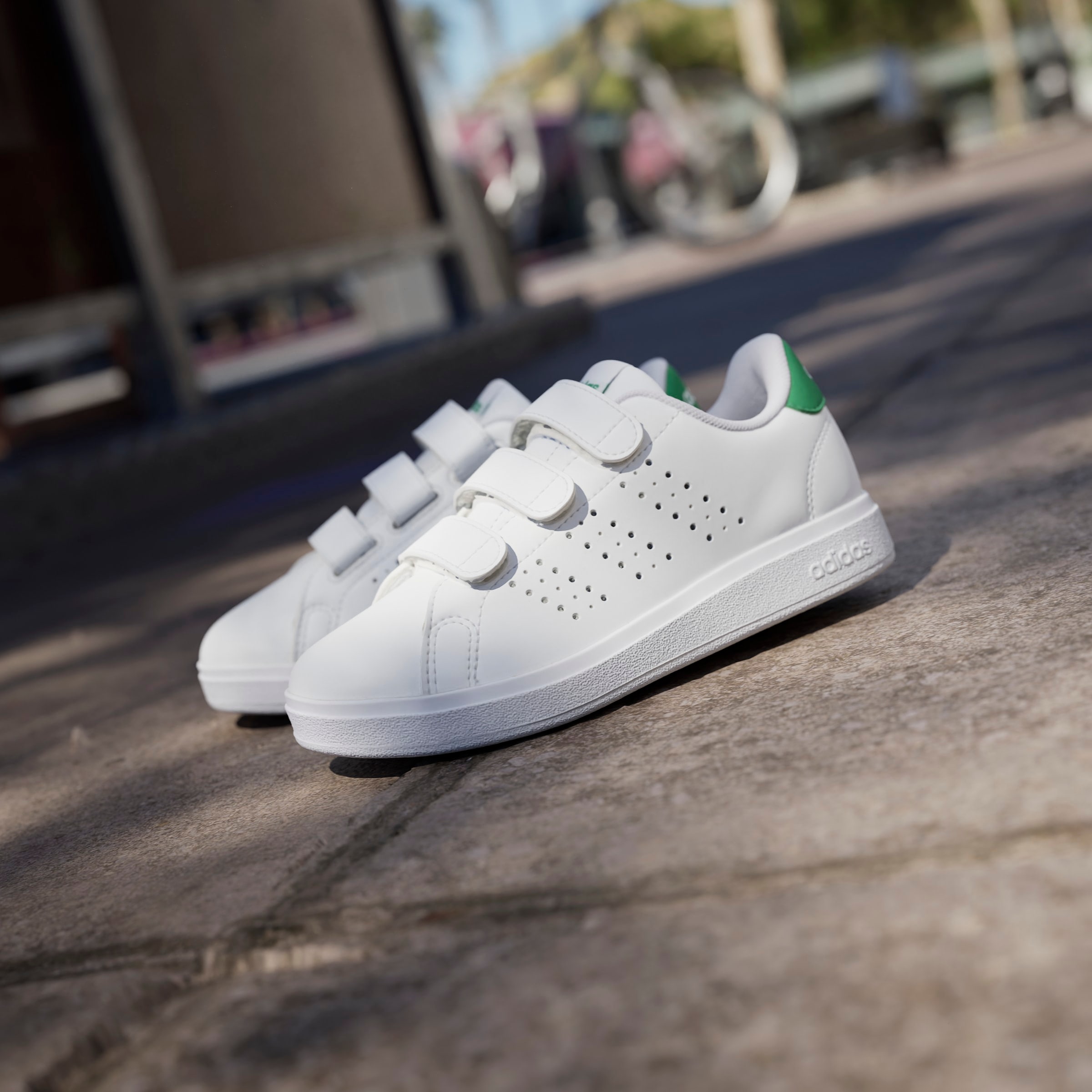 adidas Sportswear Chaussures à scratch »ADVANTAGE BASE 2.0 KIDS«  Design auf den Spuren des adidas Stan Smith, für Kinder & Jugendliche