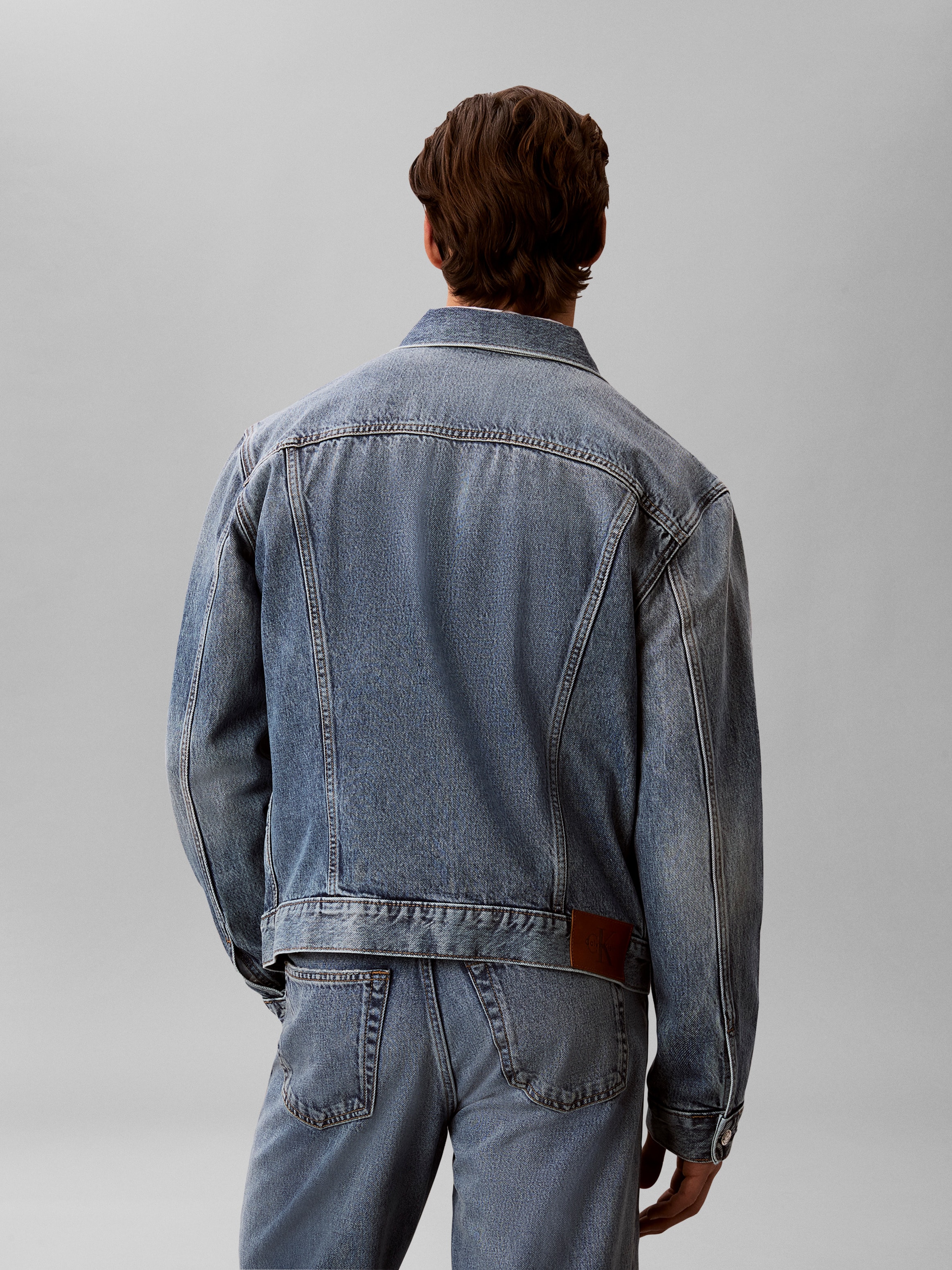 Calvin Klein Jeans Veste en jean »ANDREW CLASSIC TRUCKER« coupe authentique des années 90, boutons métalliques avec logo