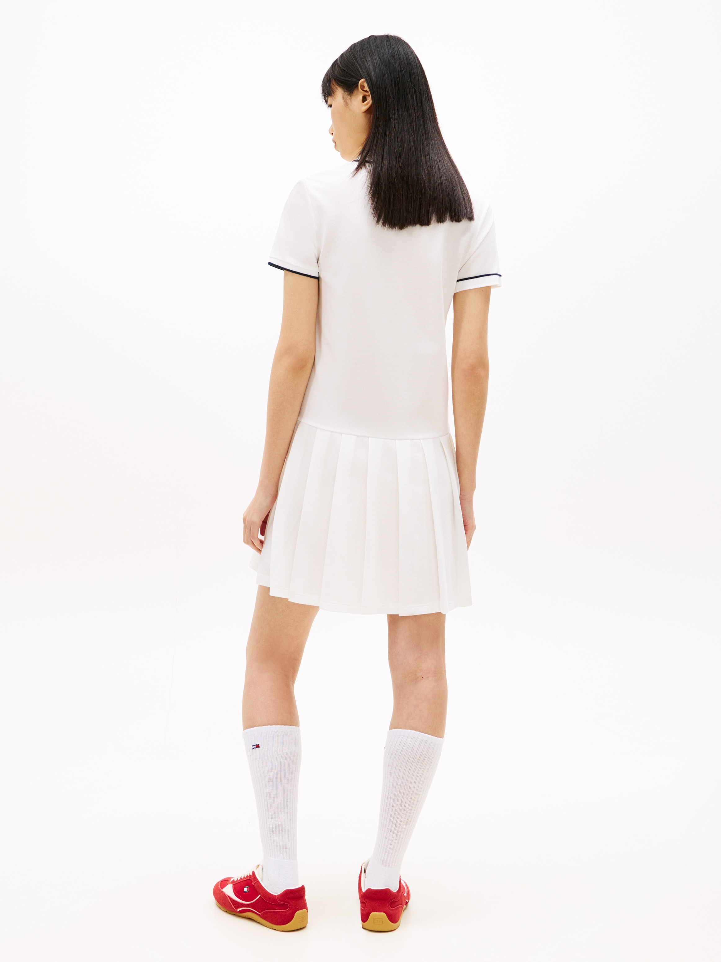 Tommy Jeans Robe polo »TJW BADGE PLEAT PIQUE DRESS EXT« avec détails contrastés, coupe décontractée