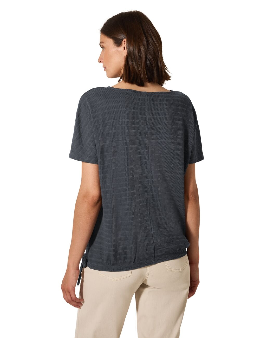 Cecil in Smok-Optik und mit Knoten-Detail