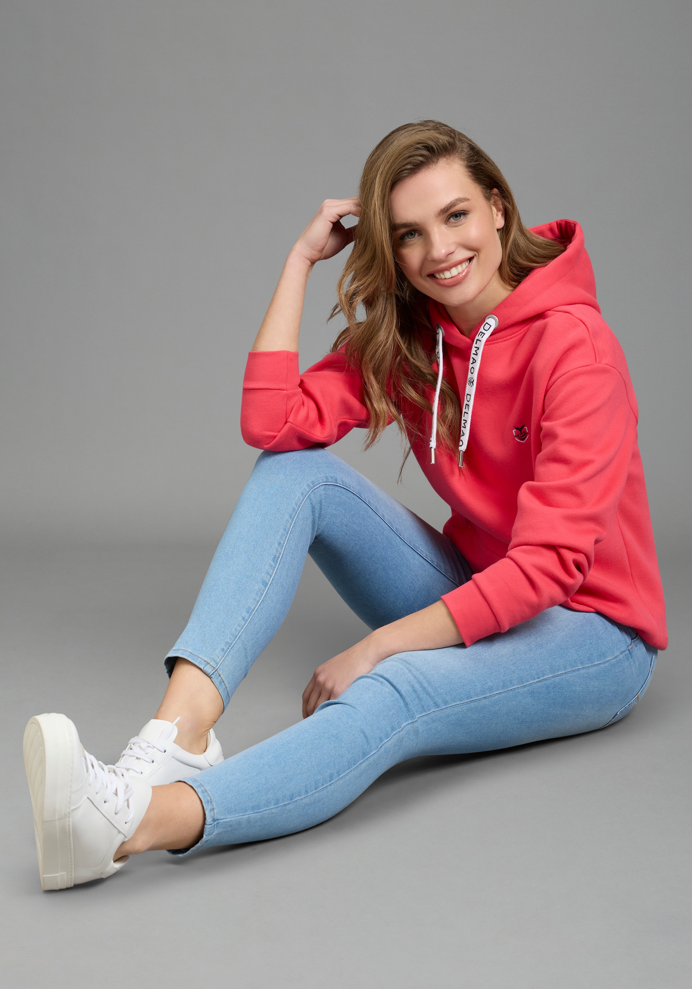 DELMAO Sweat à capuche , Weiche Baumwollmischung mit Kängurutasche und bedruckter Kordel
