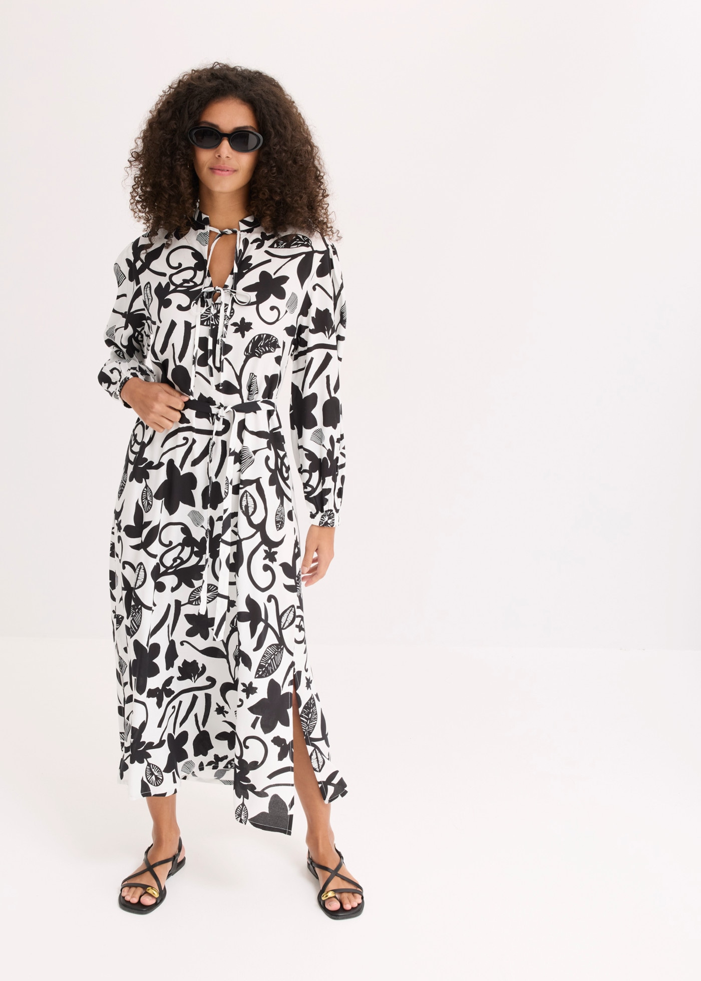 bonprix Robe tunique avec imprimé tendance, en viscose fluide, longueur maxi