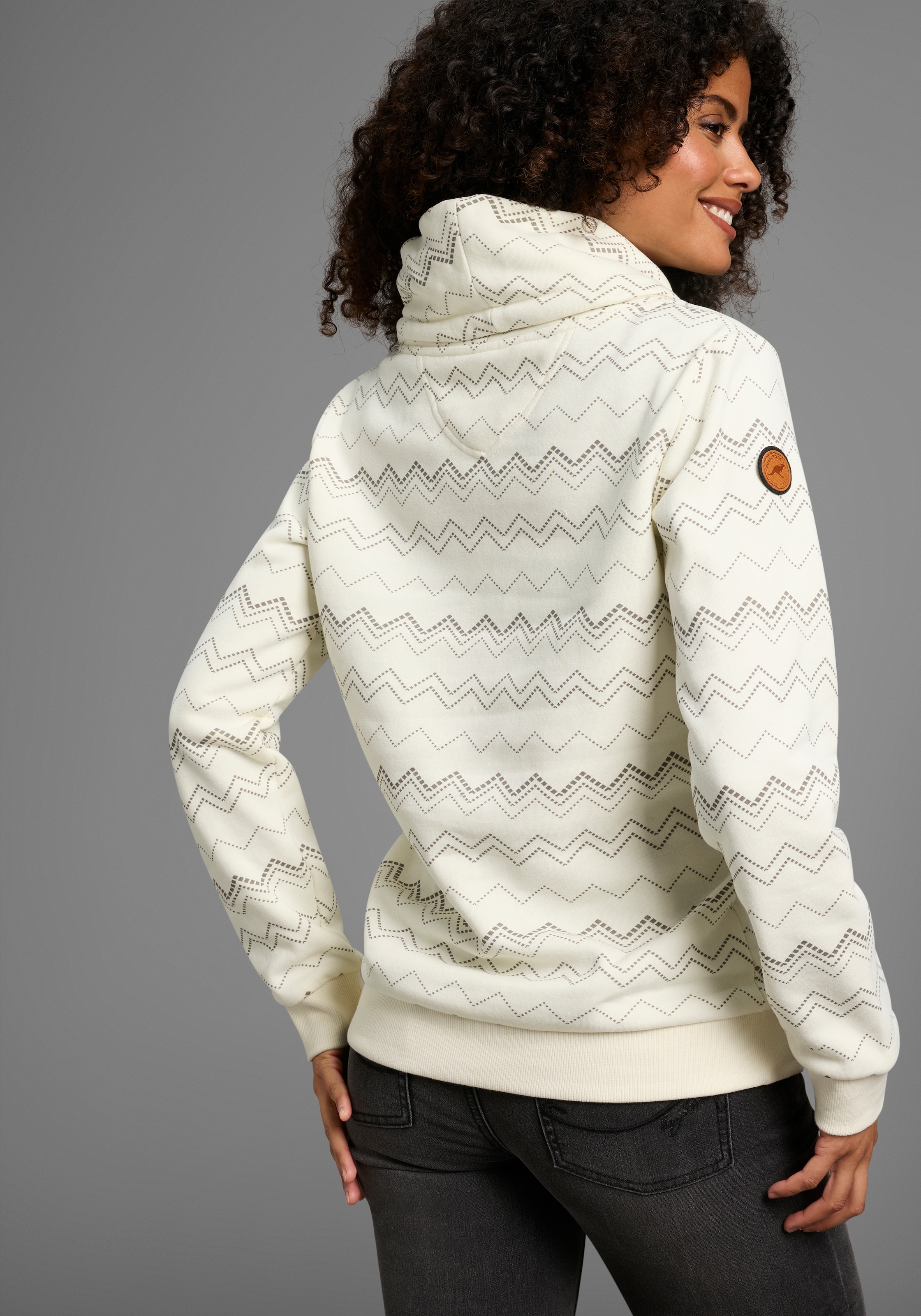 KangaROOS Sweatshirt , mit hohem kuscheligen Kragen und Alloverdruck
