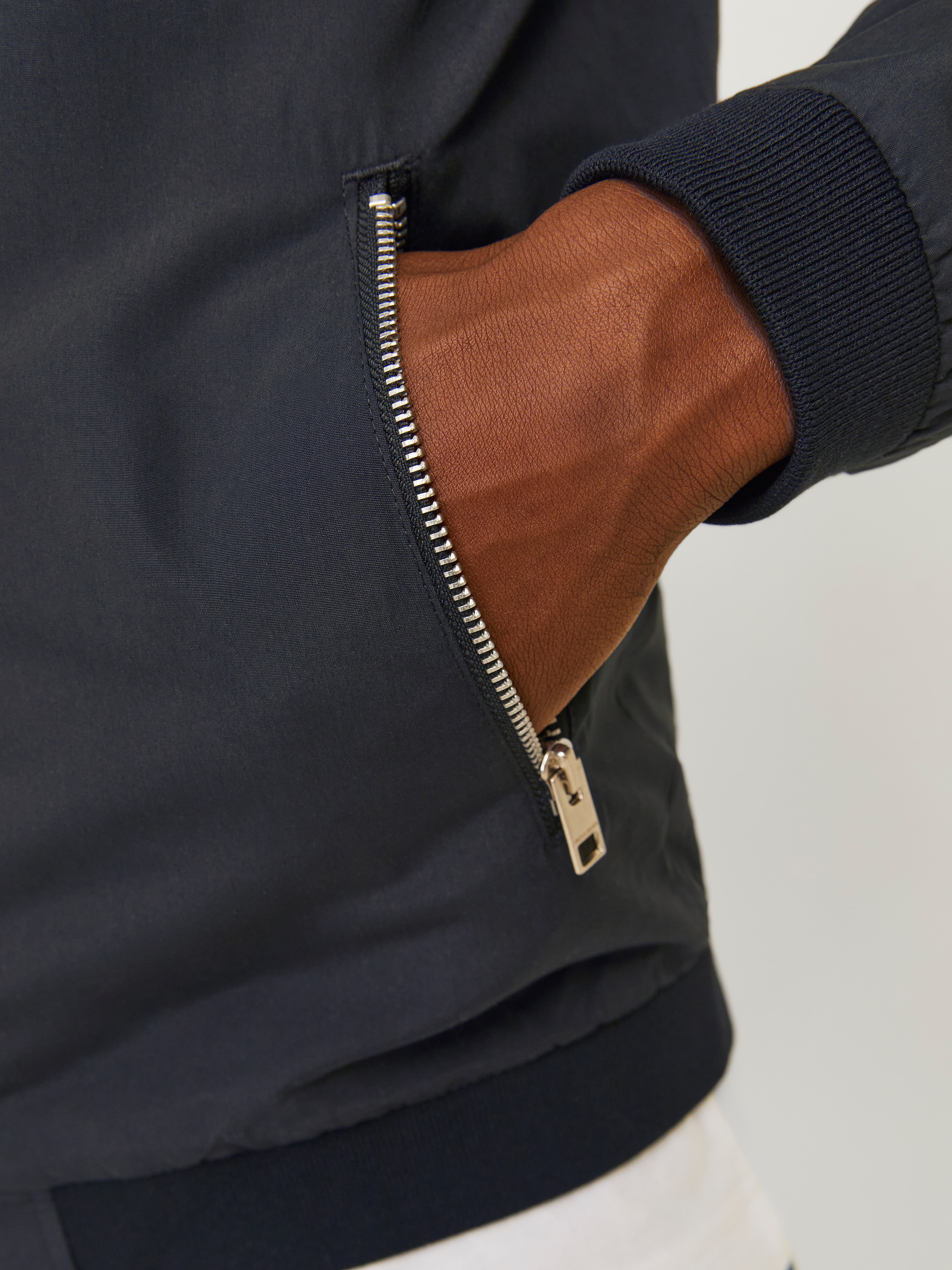 Jack & Jones Blouson »JJERUSH mit Stehkragen und Reissverschlusstaschen« ohne Kapuze unifarben, modisch, regular fit, Polyester